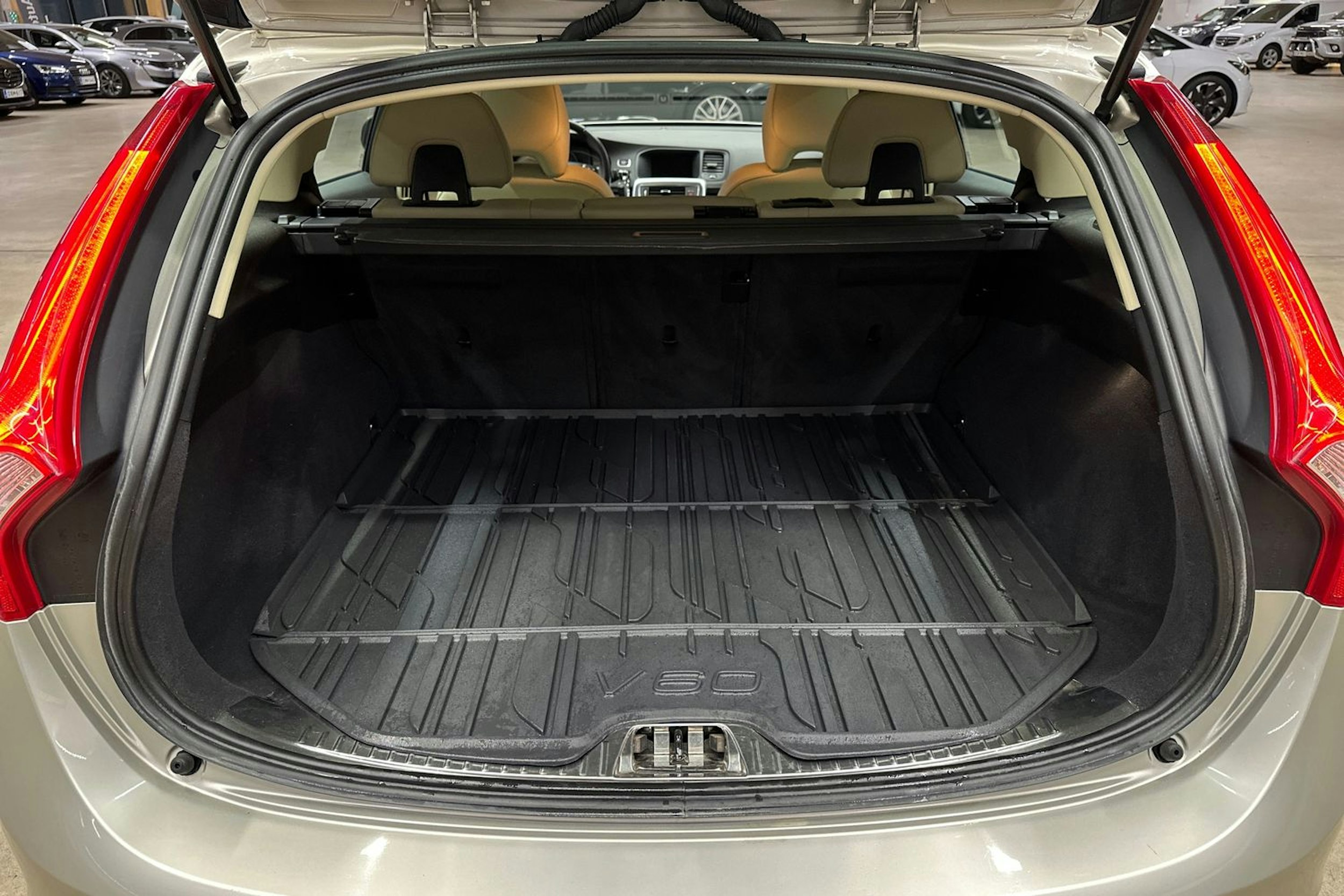 ruskea (beige) Volvo V60 2017 kuva 24.