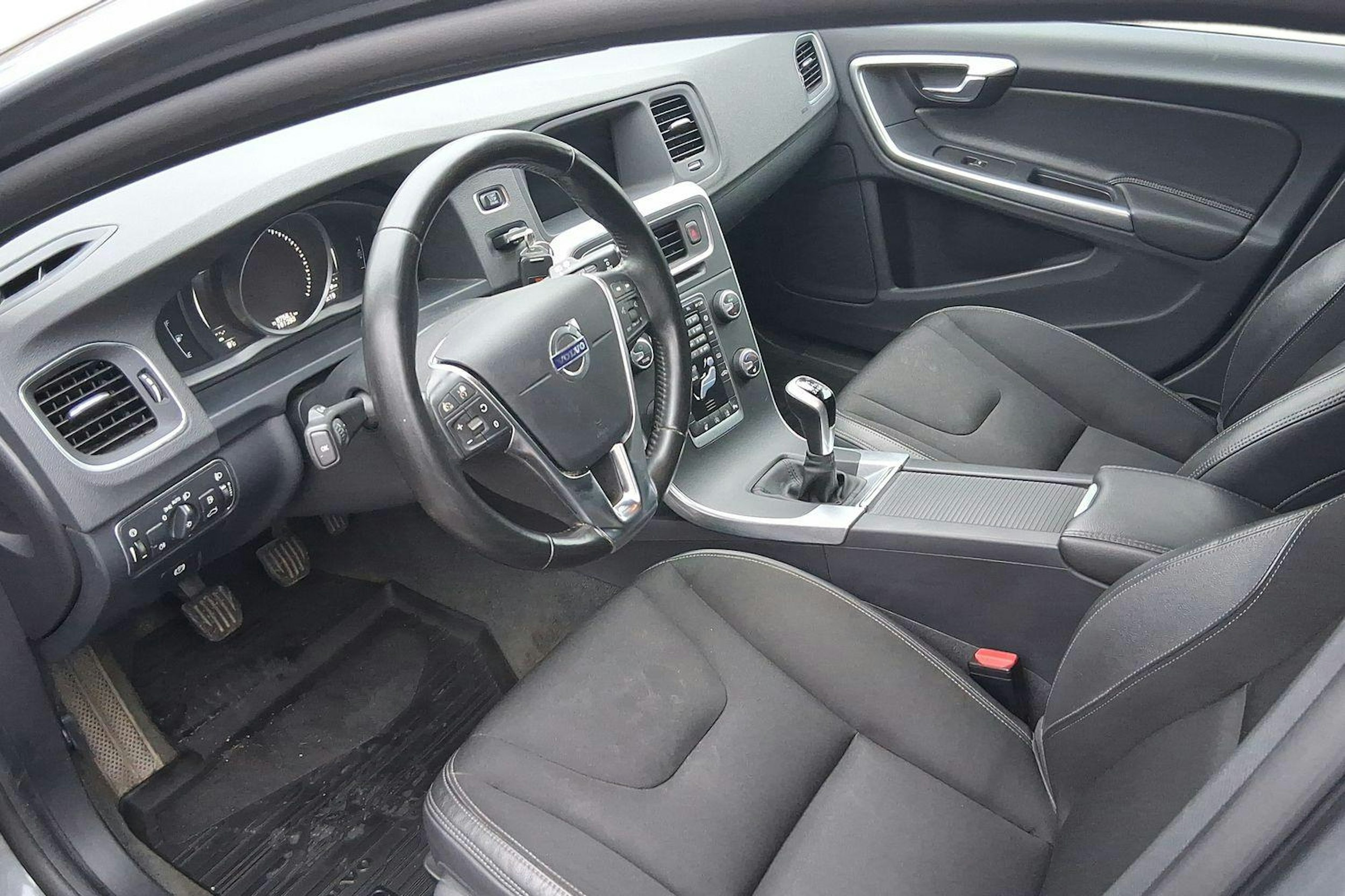 harmaa Volvo V60 2017 kuva 7.