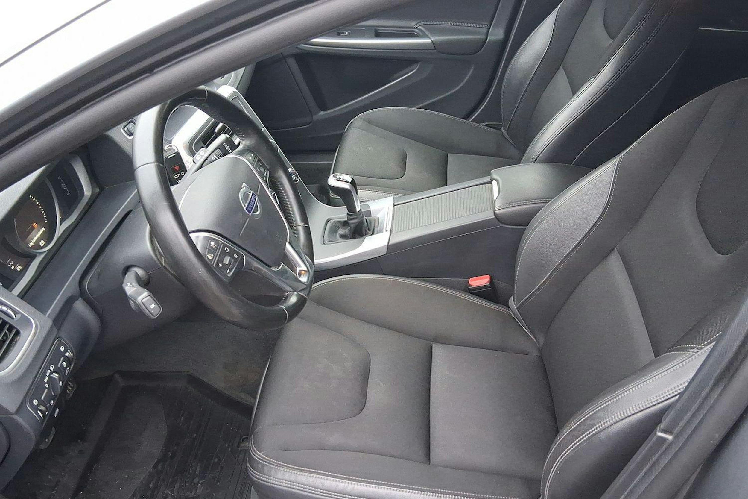 harmaa Volvo V60 2017 kuva 9.
