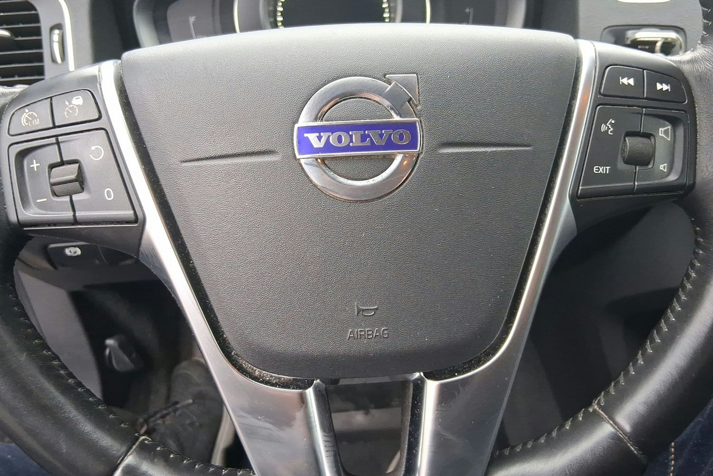 harmaa Volvo V60 2017 kuva 16.
