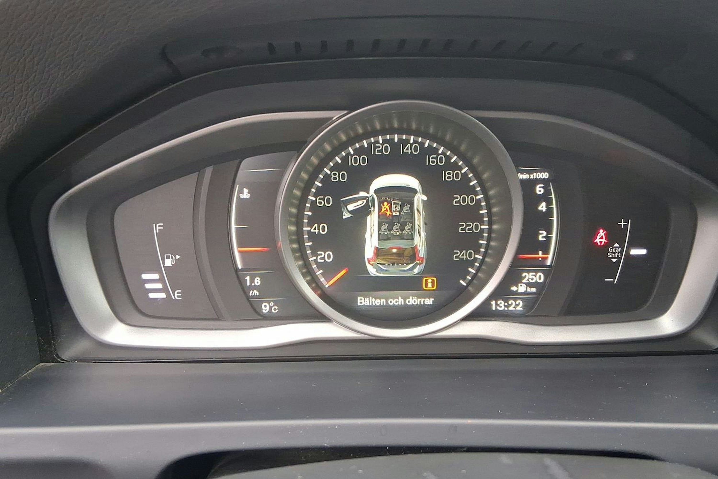 harmaa Volvo V60 2017 kuva 18.