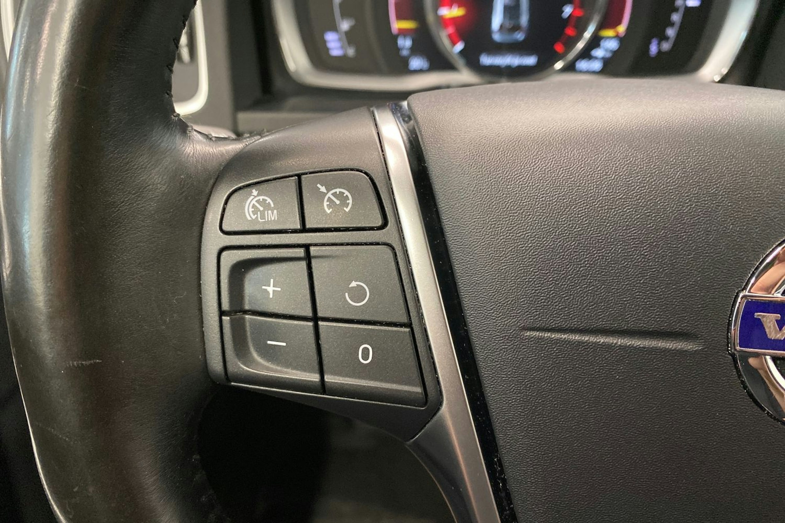 Harmaa Volvo V60 2017 kuva 17.