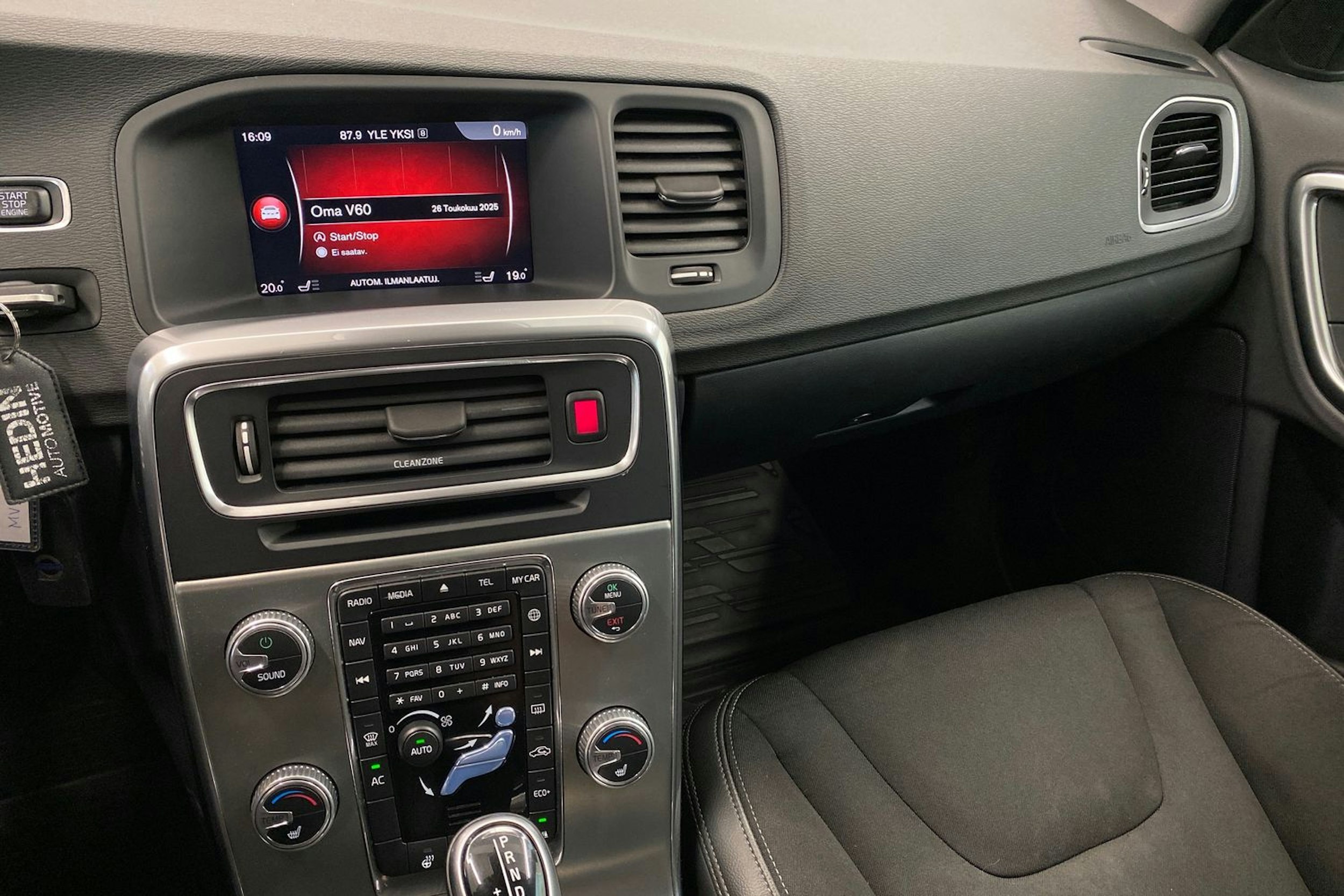 Harmaa Volvo V60 2017 kuva 21.