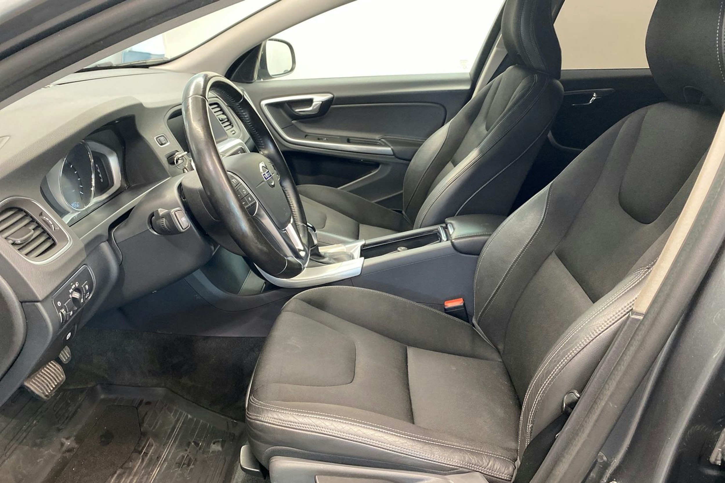 Harmaa Volvo V60 2017 kuva 28.