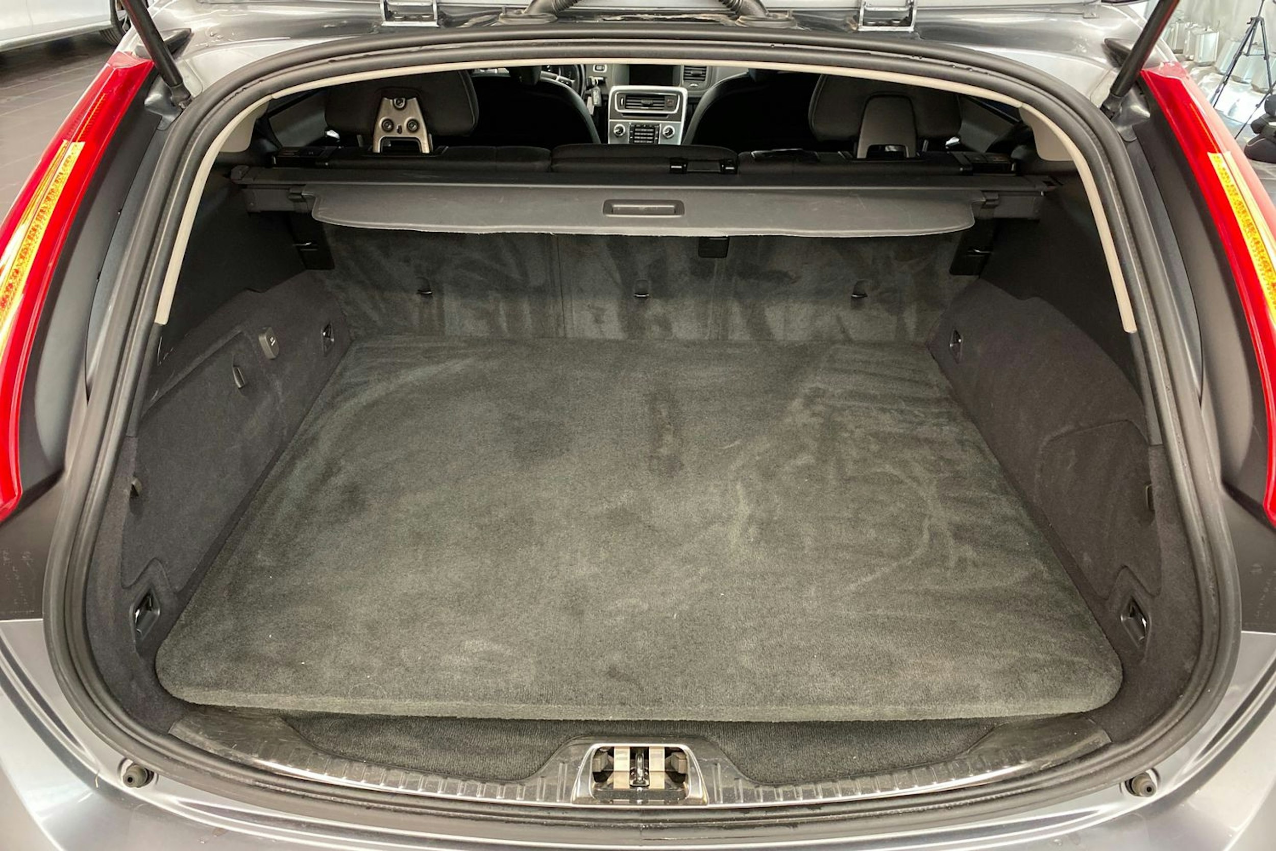 Harmaa Volvo V60 2017 kuva 30.