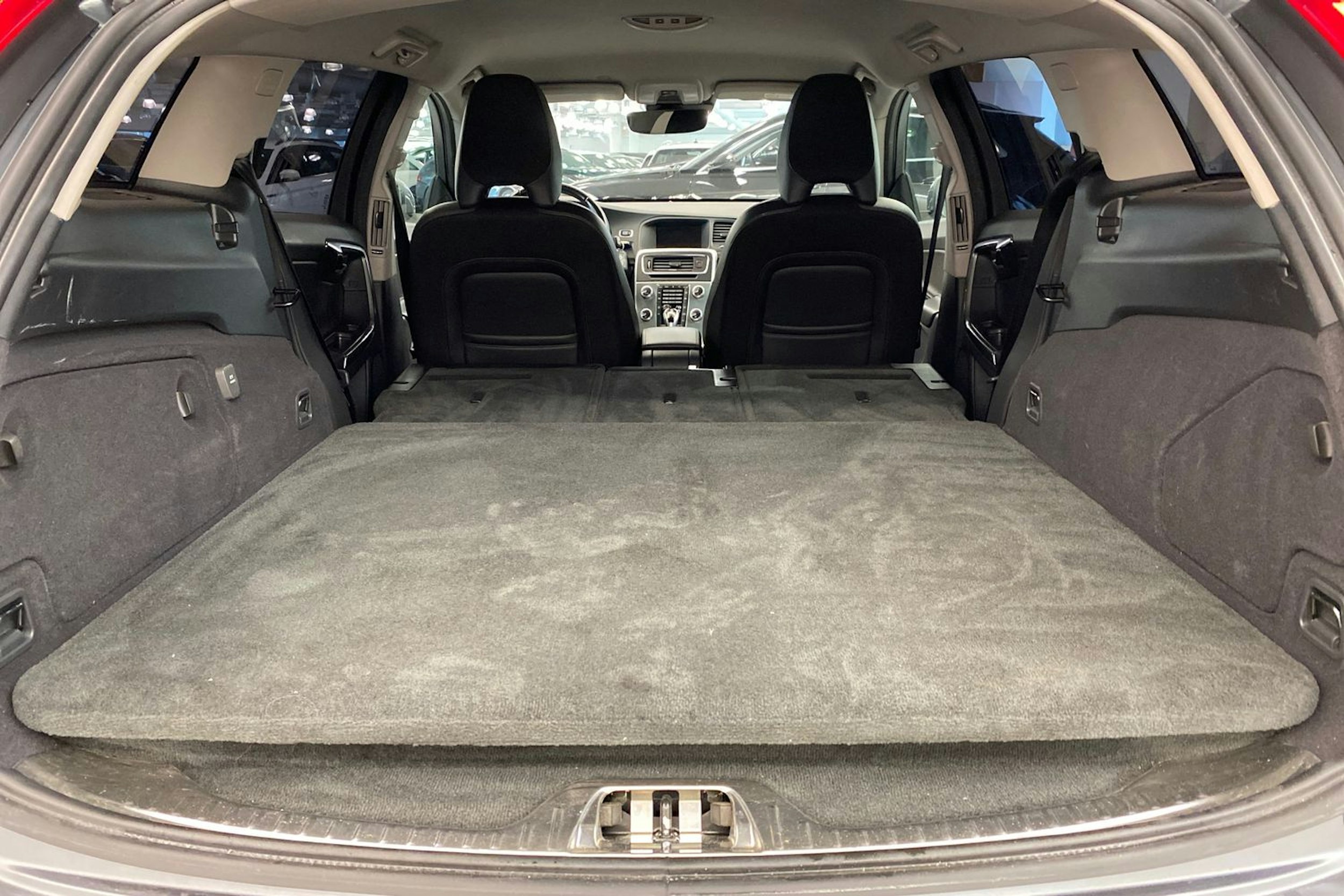 Harmaa Volvo V60 2017 kuva 31.