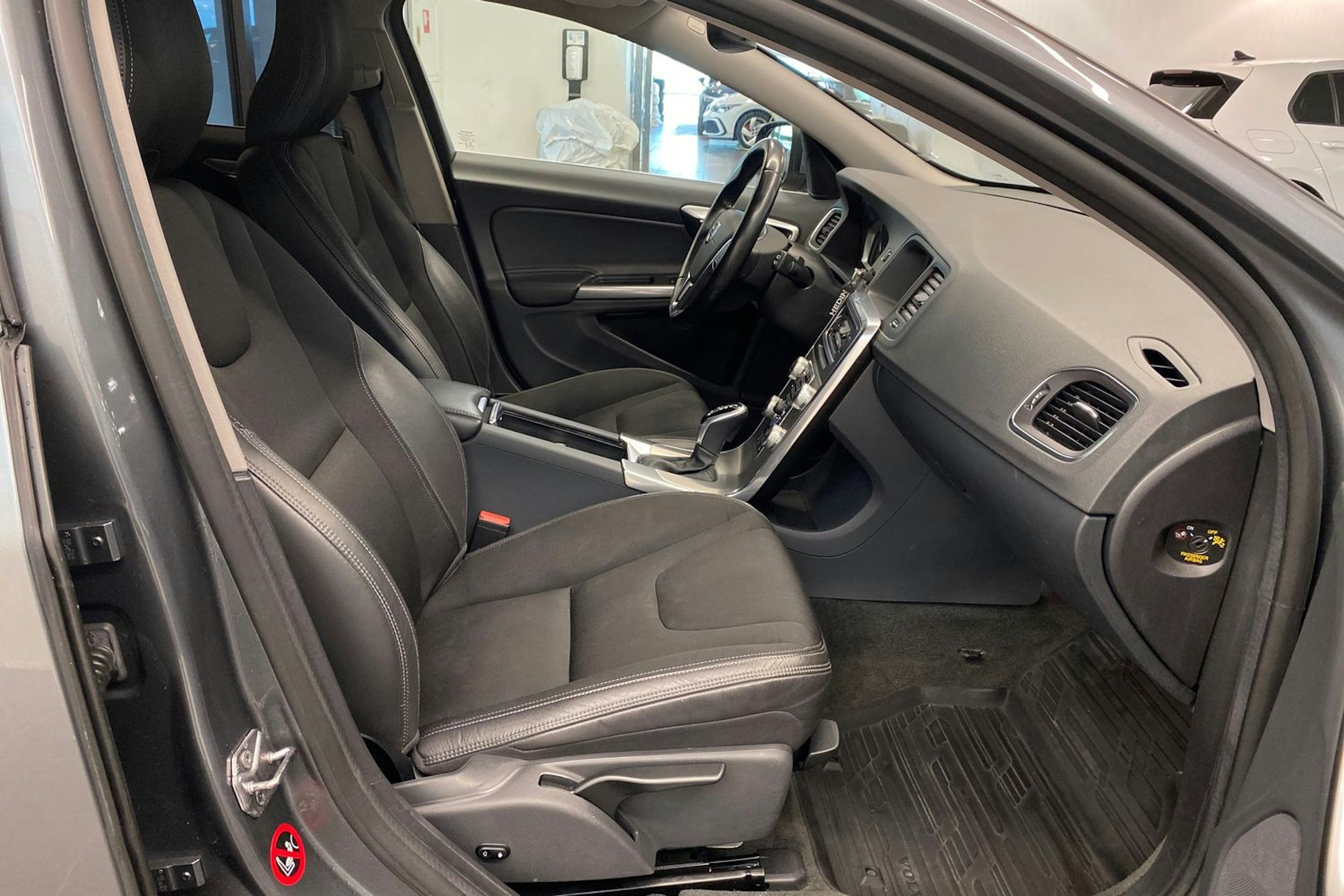 Harmaa Volvo V60 2017 kuva 34.