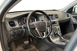 valkoinen Volvo V60 2017 kuva 3.