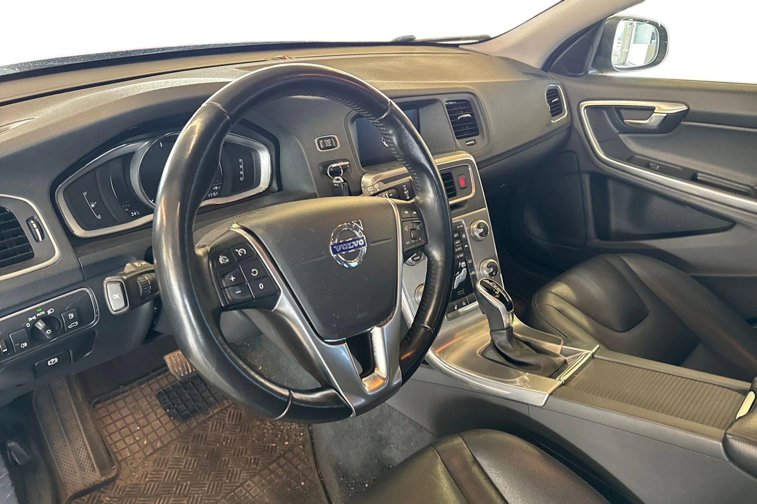 musta Volvo V60 2017 kuva 3.