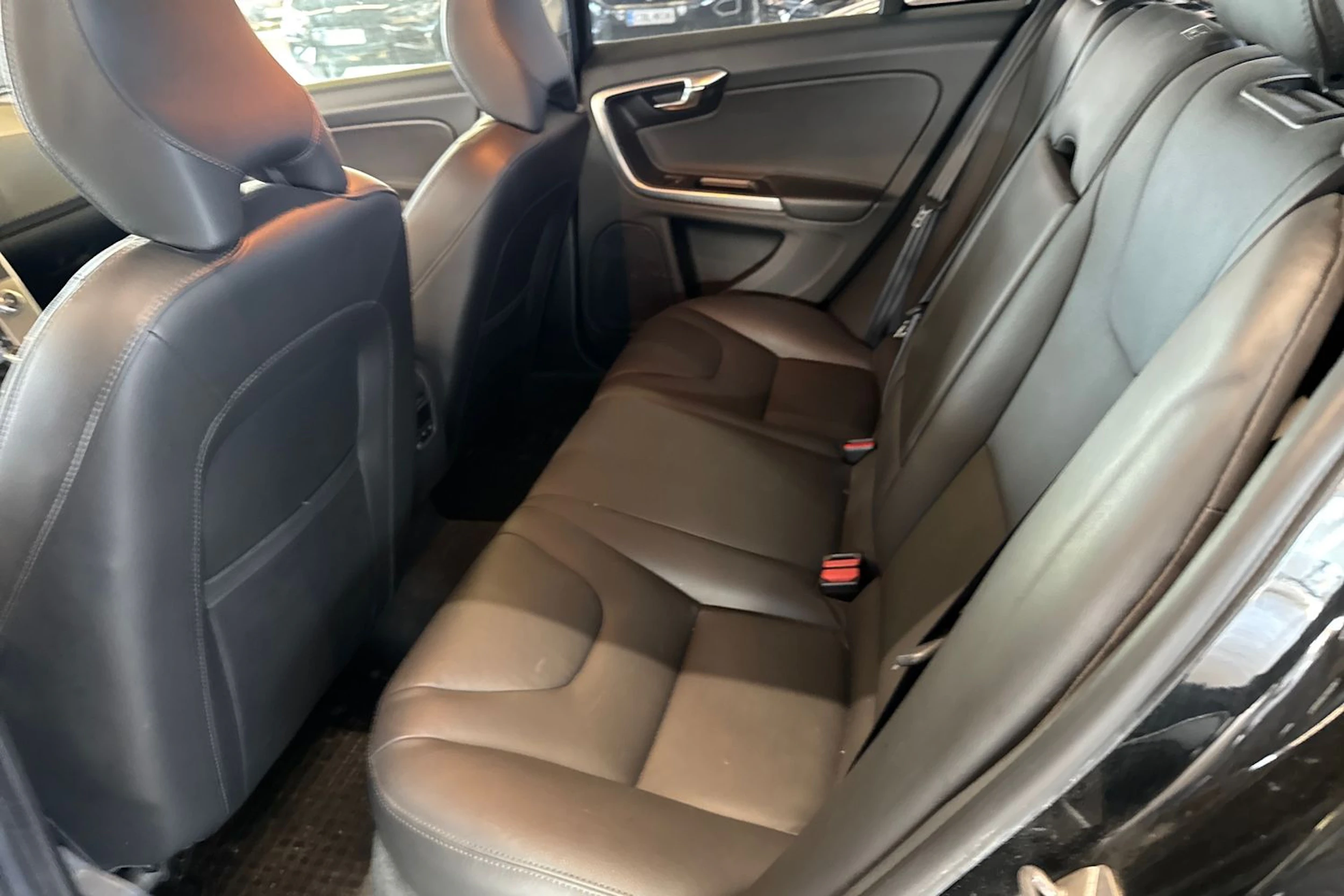 musta Volvo V60 2017 kuva 4.