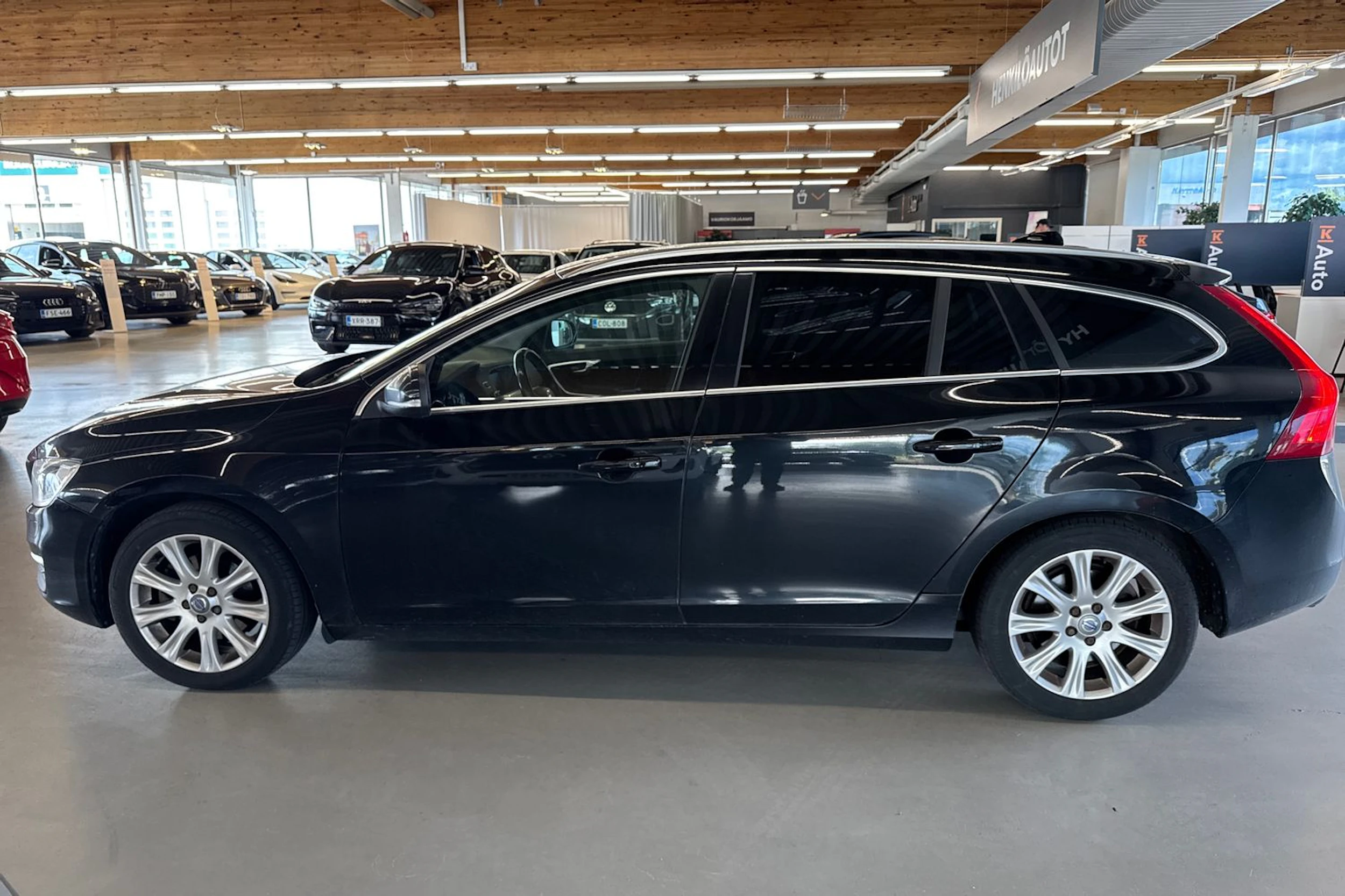 musta Volvo V60 2017 kuva 5.