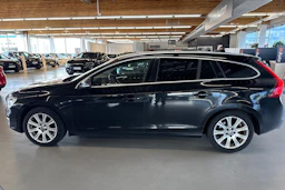 musta Volvo V60 2017 kuva 5.