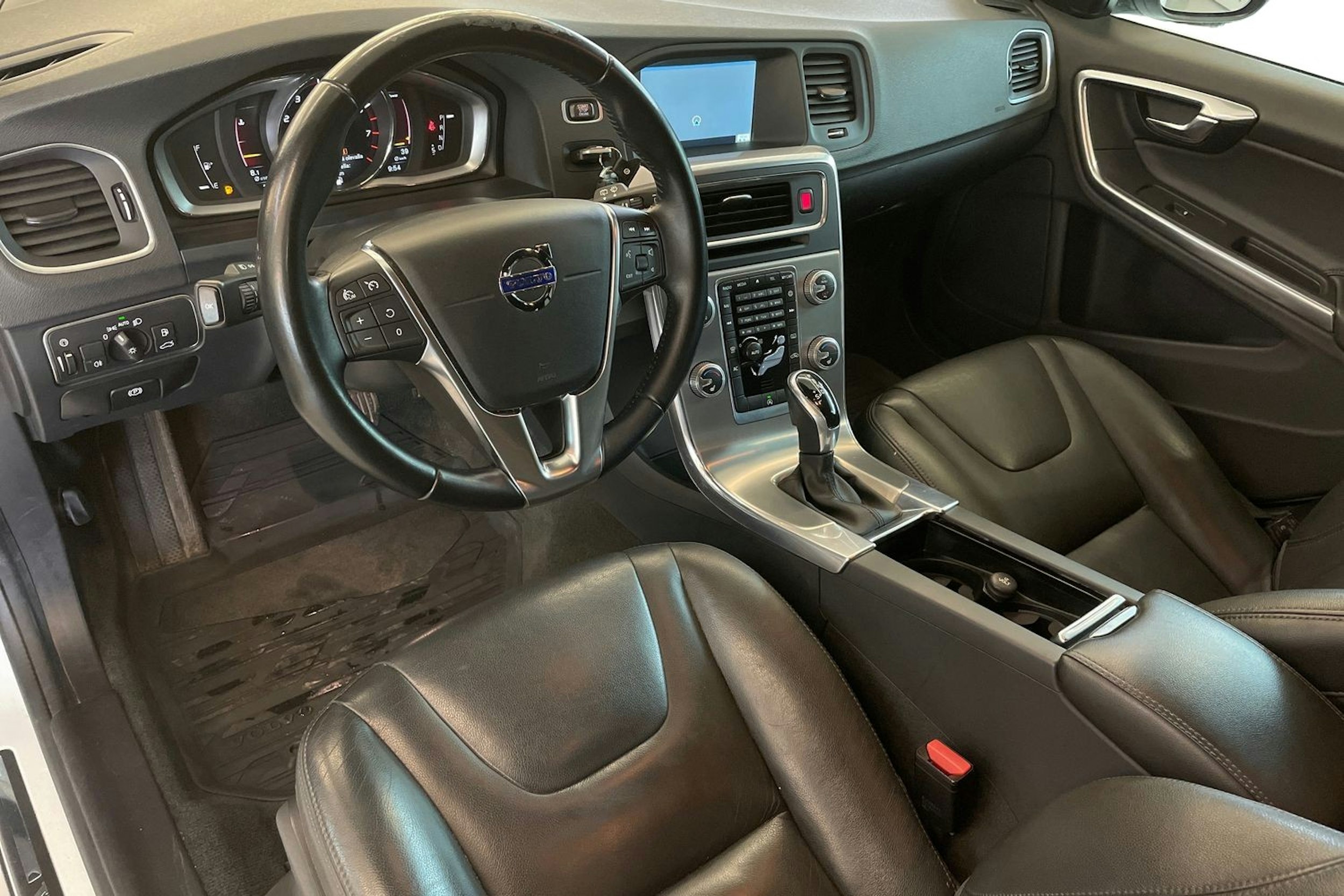 valkoinen Volvo V60 2017 kuva 7.