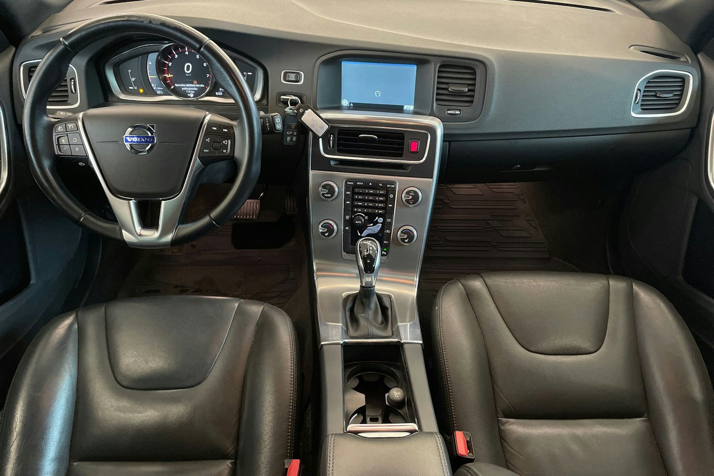 valkoinen Volvo V60 2017 kuva 9.