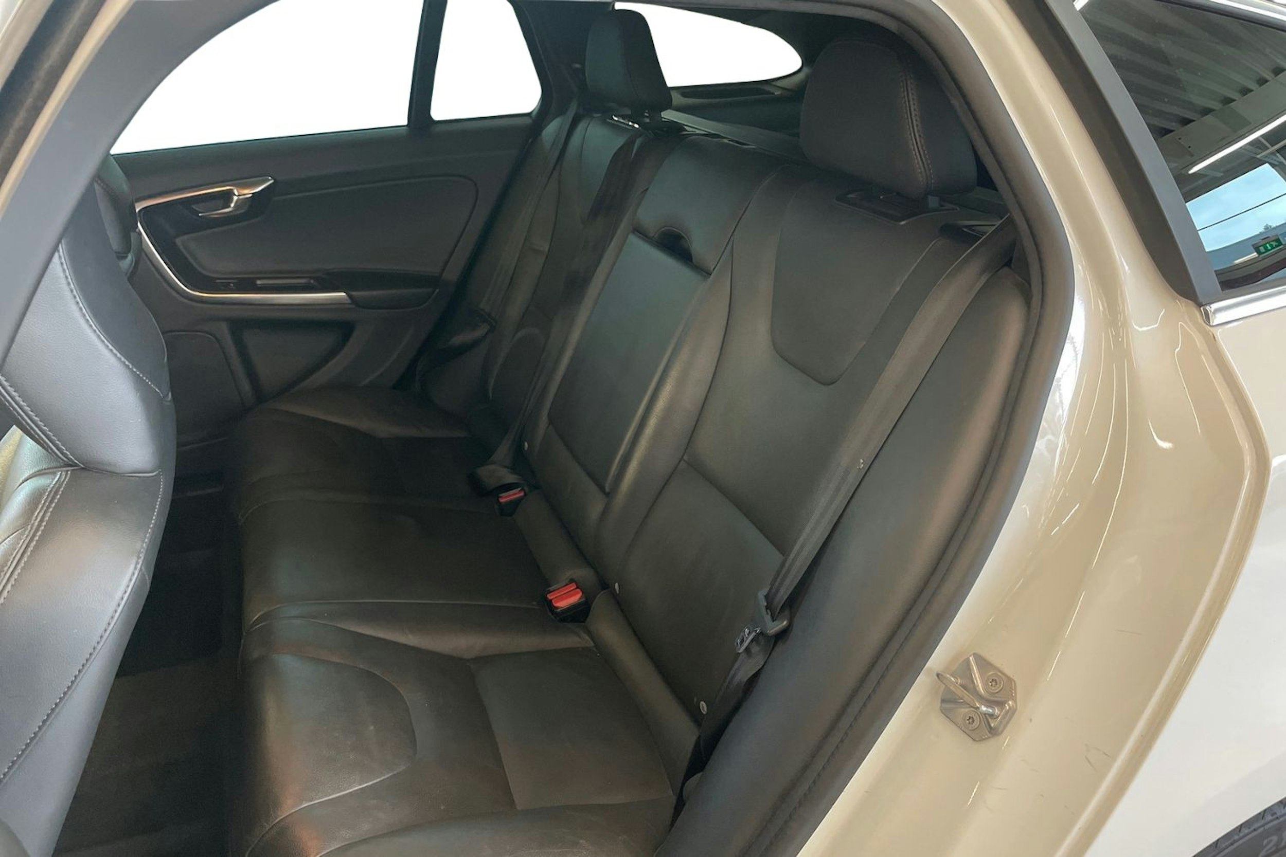 valkoinen Volvo V60 2017 kuva 10.