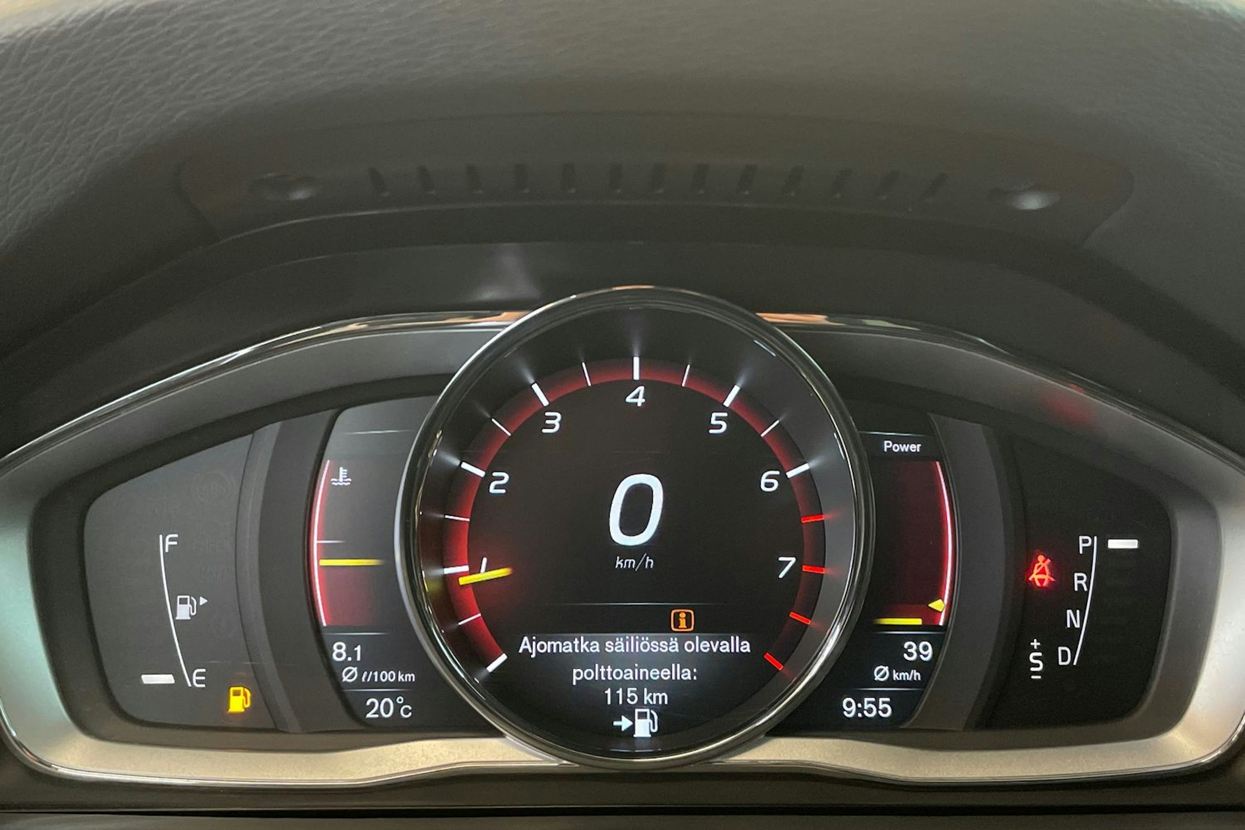 valkoinen Volvo V60 2017 kuva 16.