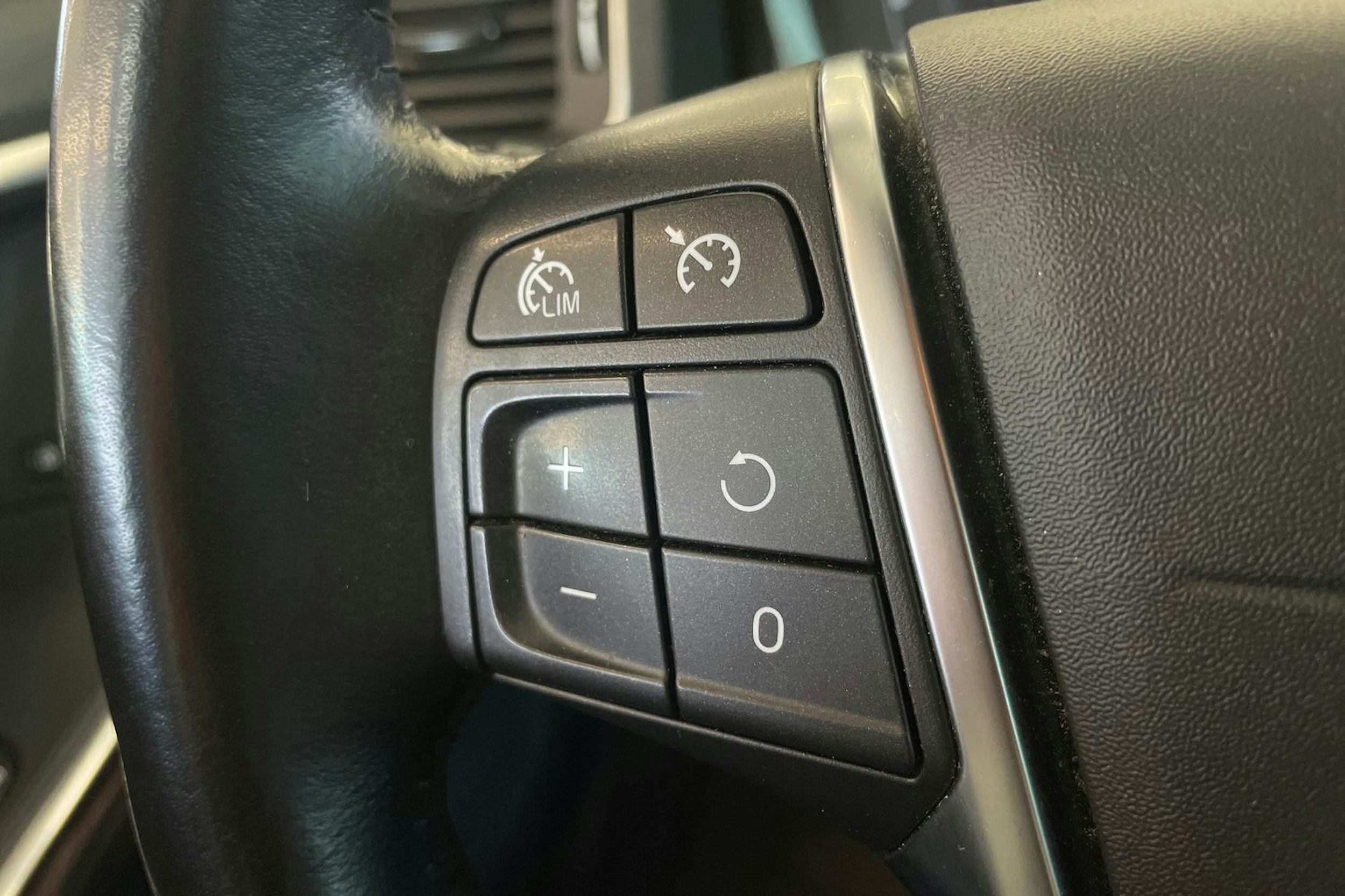 valkoinen Volvo V60 2017 kuva 17.