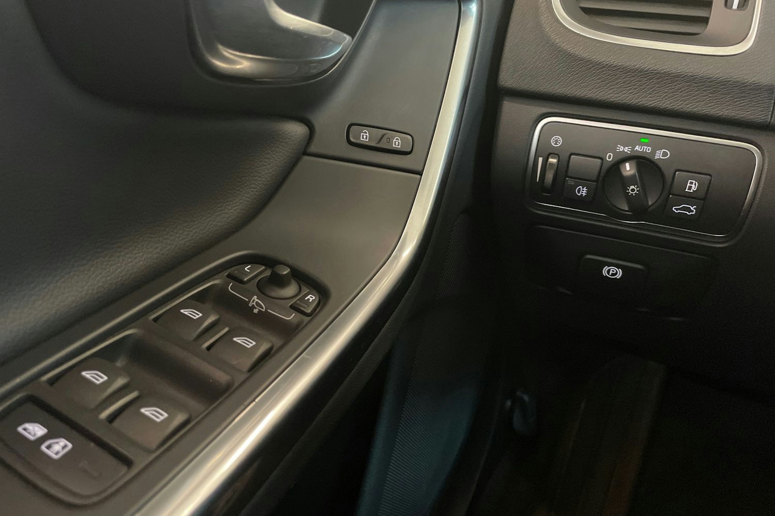 valkoinen Volvo V60 2017 kuva 21.
