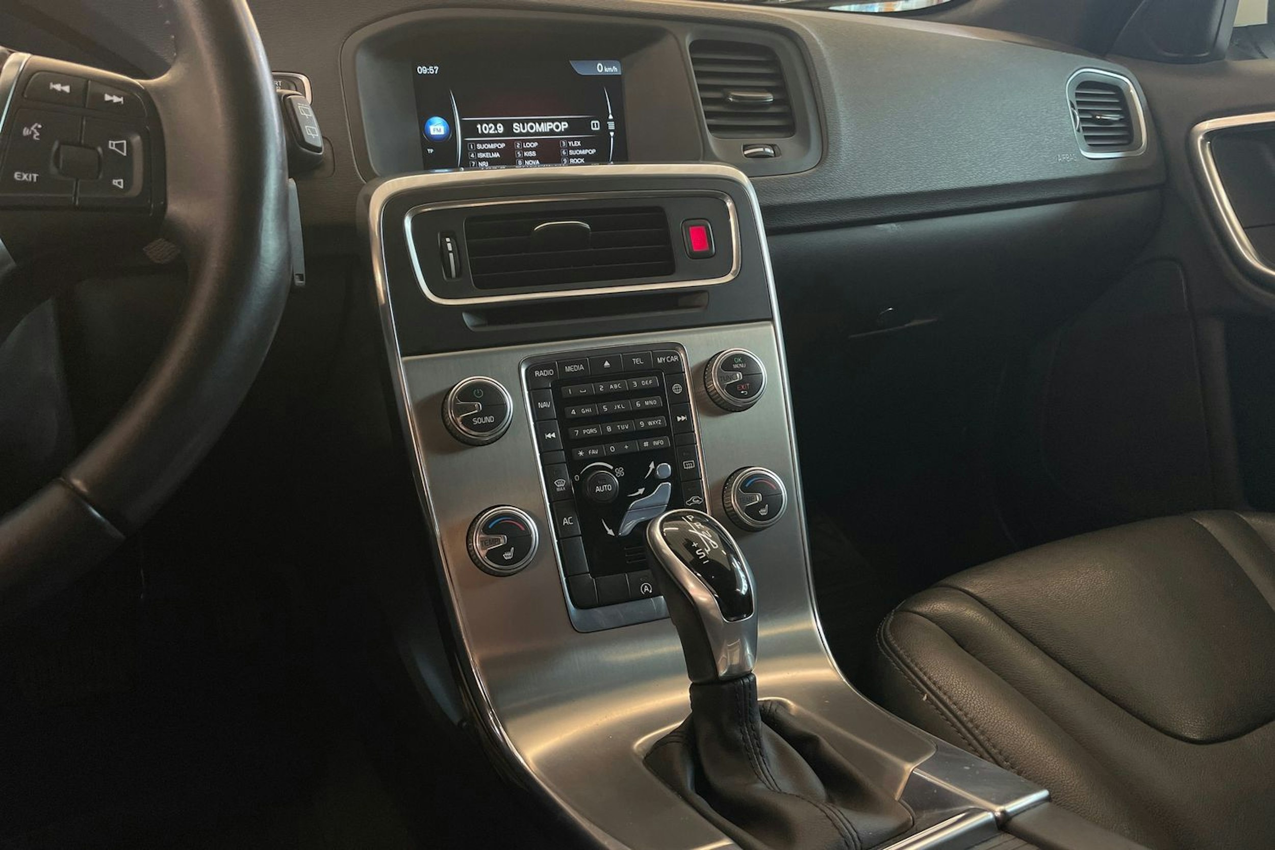 valkoinen Volvo V60 2017 kuva 22.