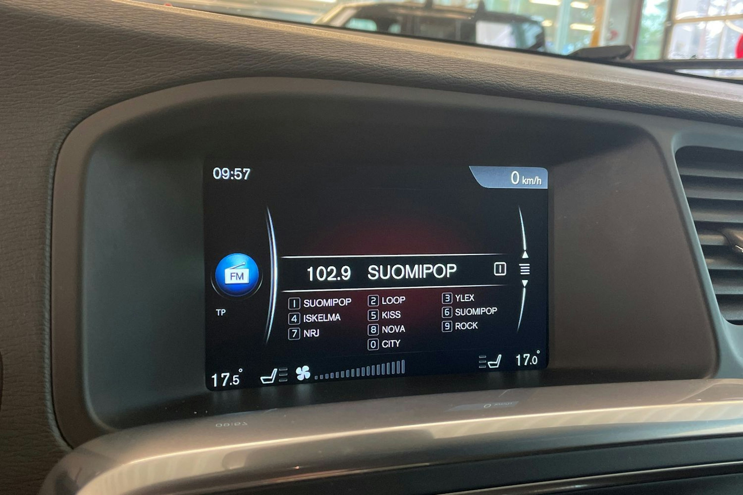 valkoinen Volvo V60 2017 kuva 23.
