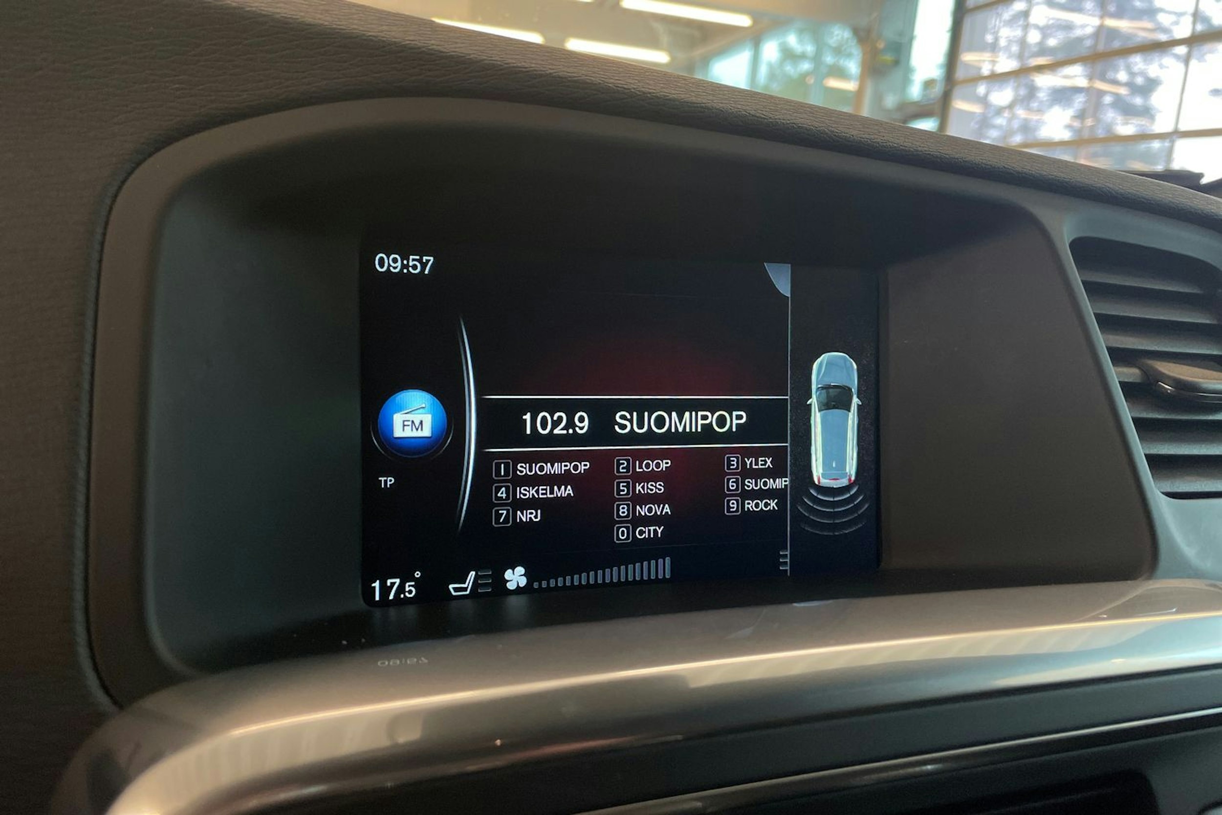 valkoinen Volvo V60 2017 kuva 24.