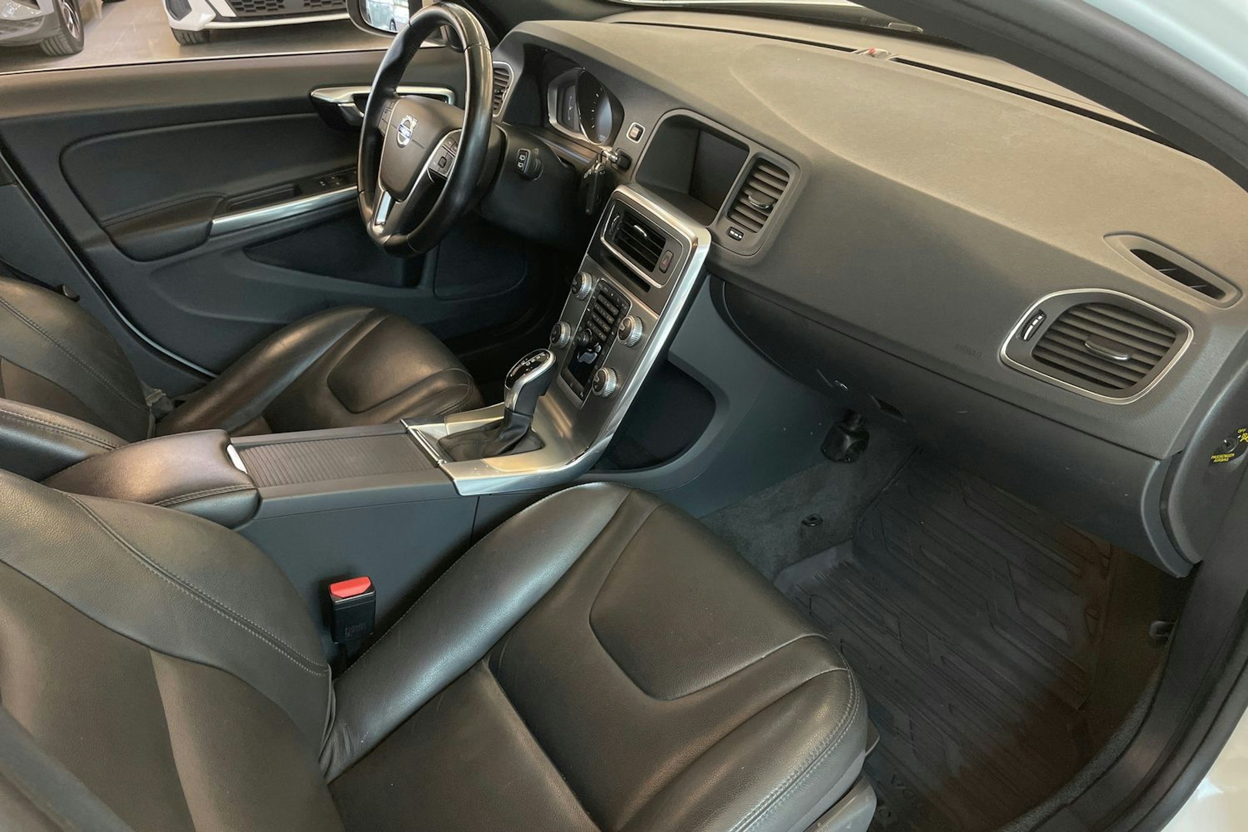 valkoinen Volvo V60 2017 kuva 26.