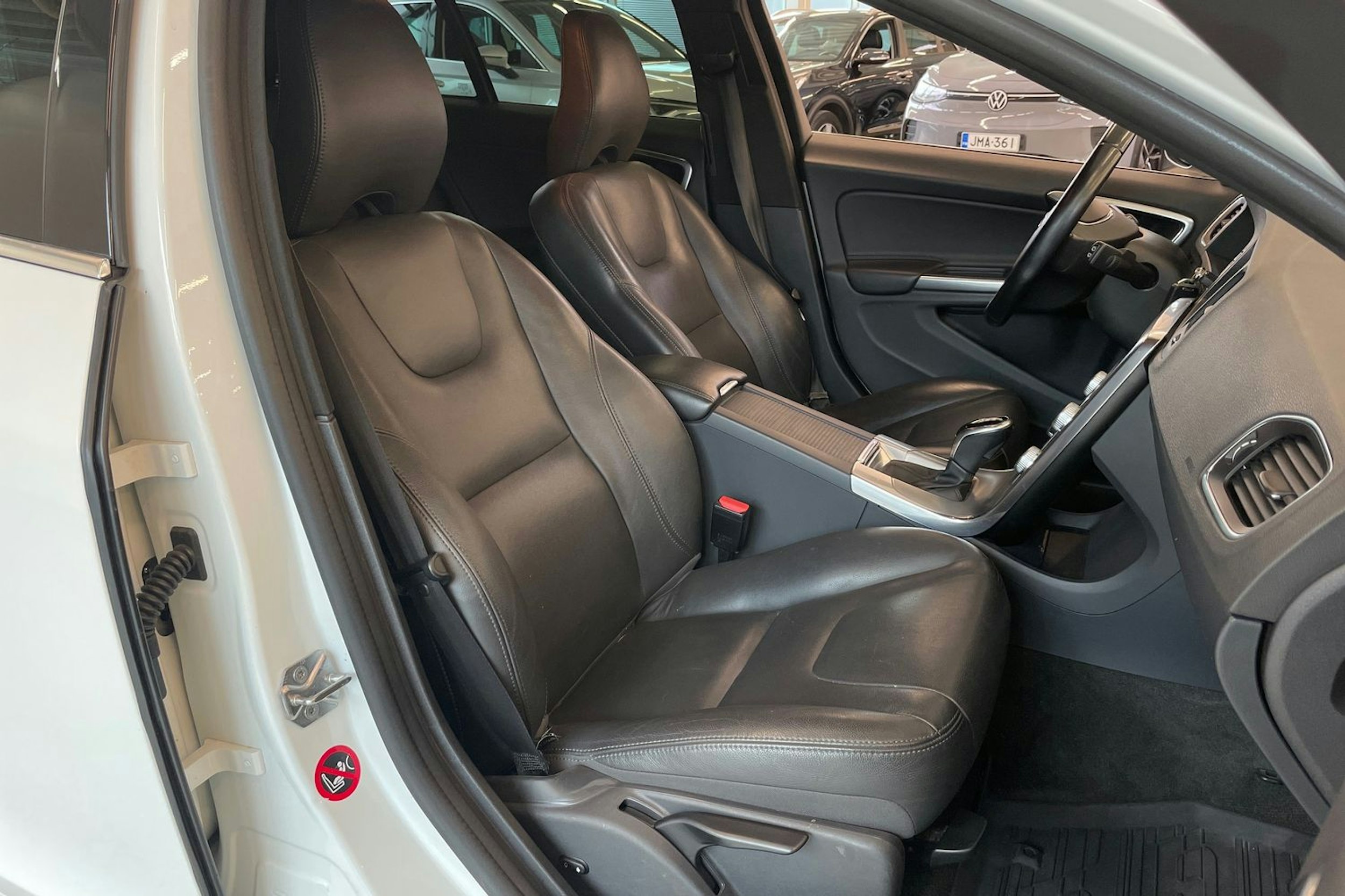 valkoinen Volvo V60 2017 kuva 27.