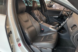 valkoinen Volvo V60 2017 kuva 27.