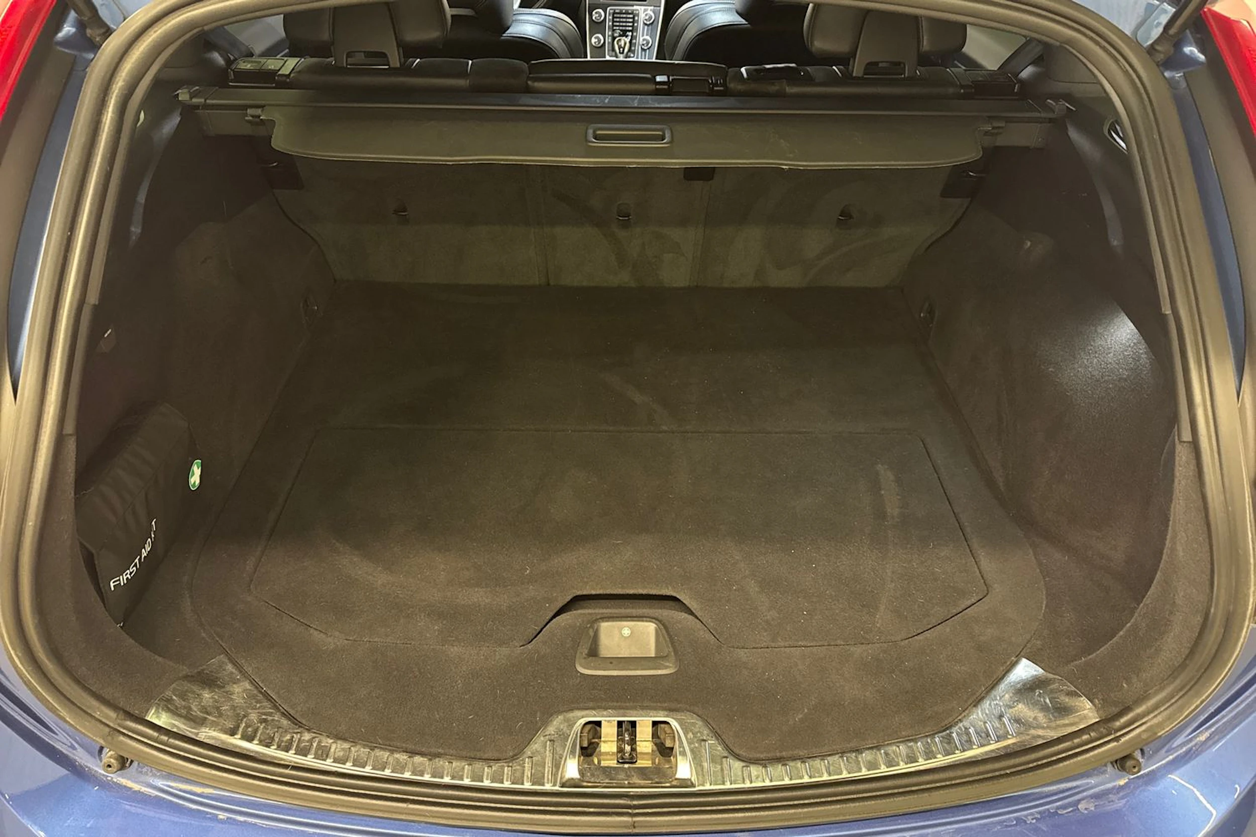 sininen Volvo V60 2017 kuva 15.