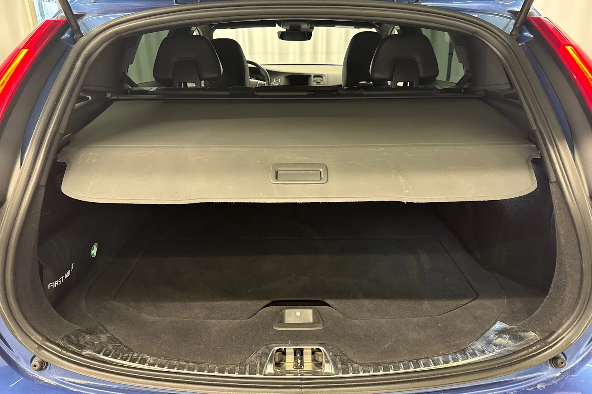 sininen Volvo V60 2017 kuva 16.