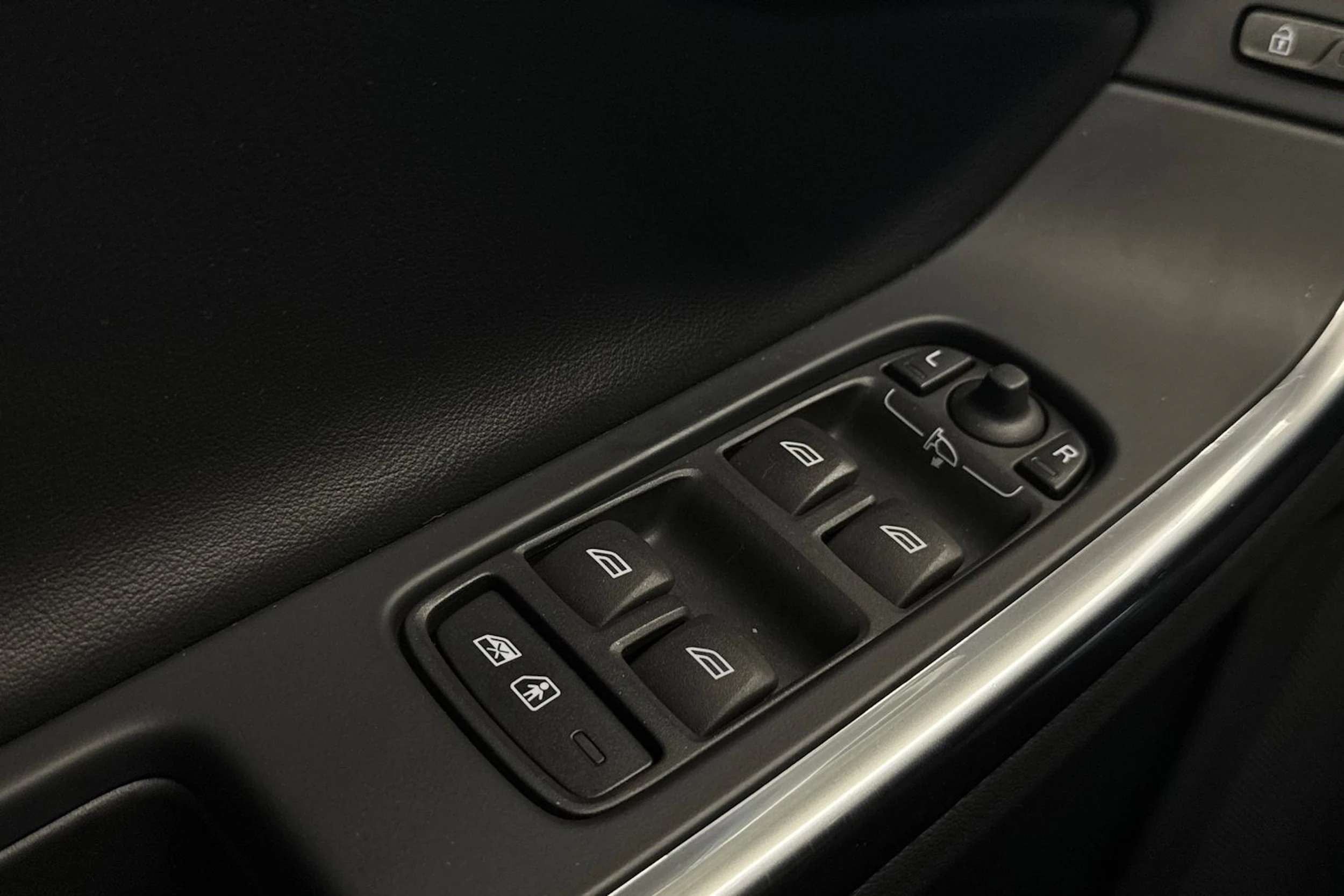 sininen Volvo V60 2017 kuva 19.