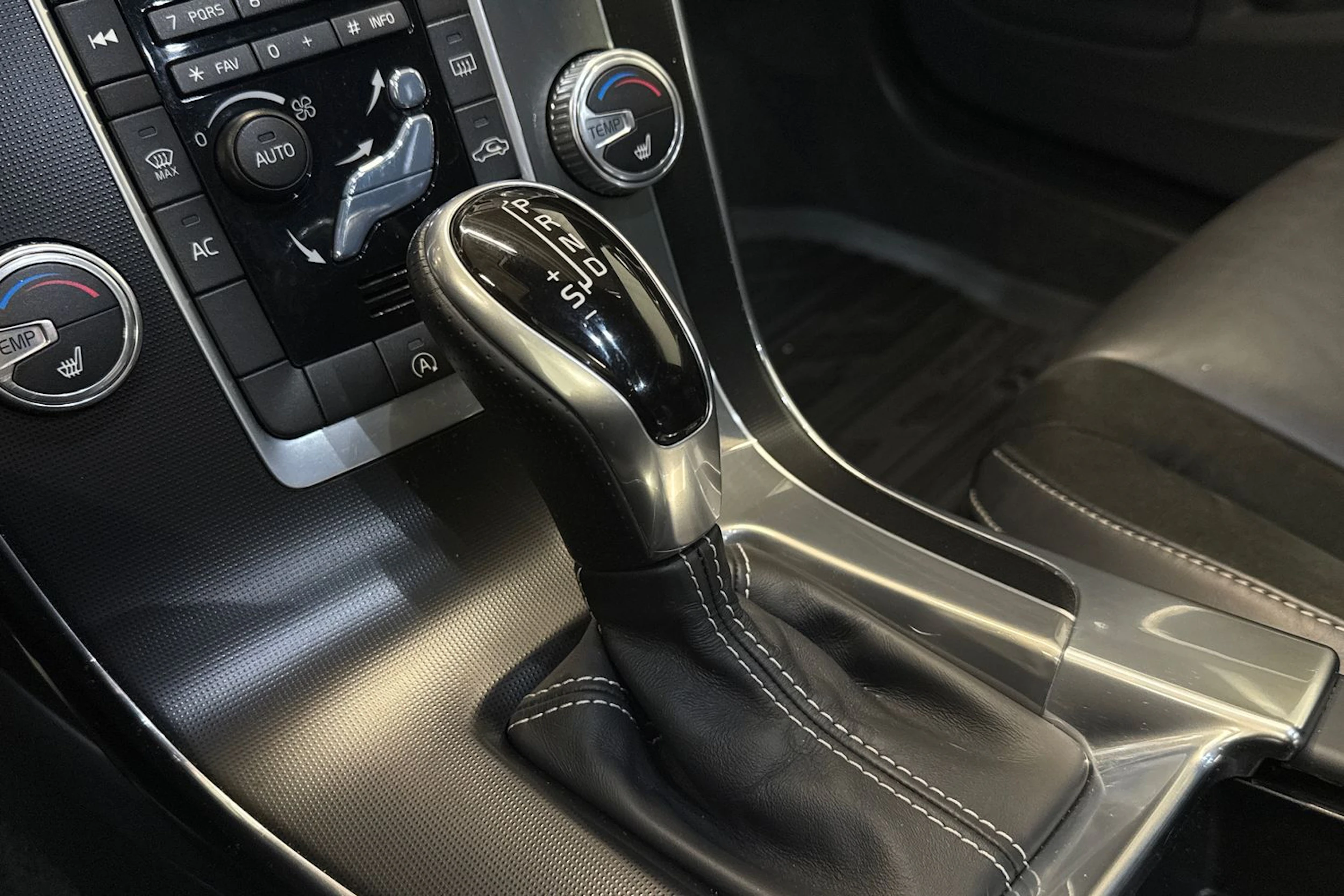 sininen Volvo V60 2017 kuva 25.
