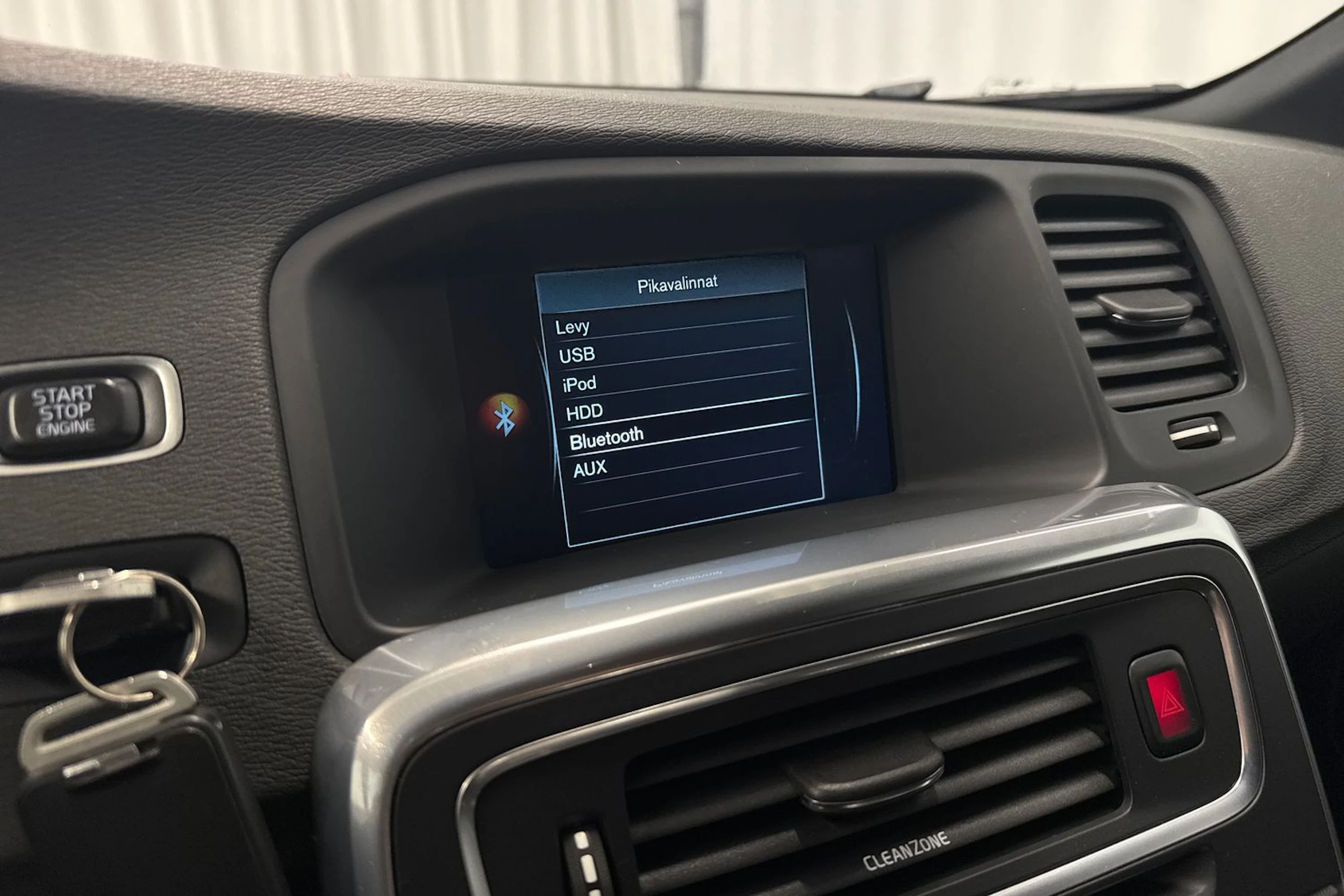 sininen Volvo V60 2017 kuva 27.