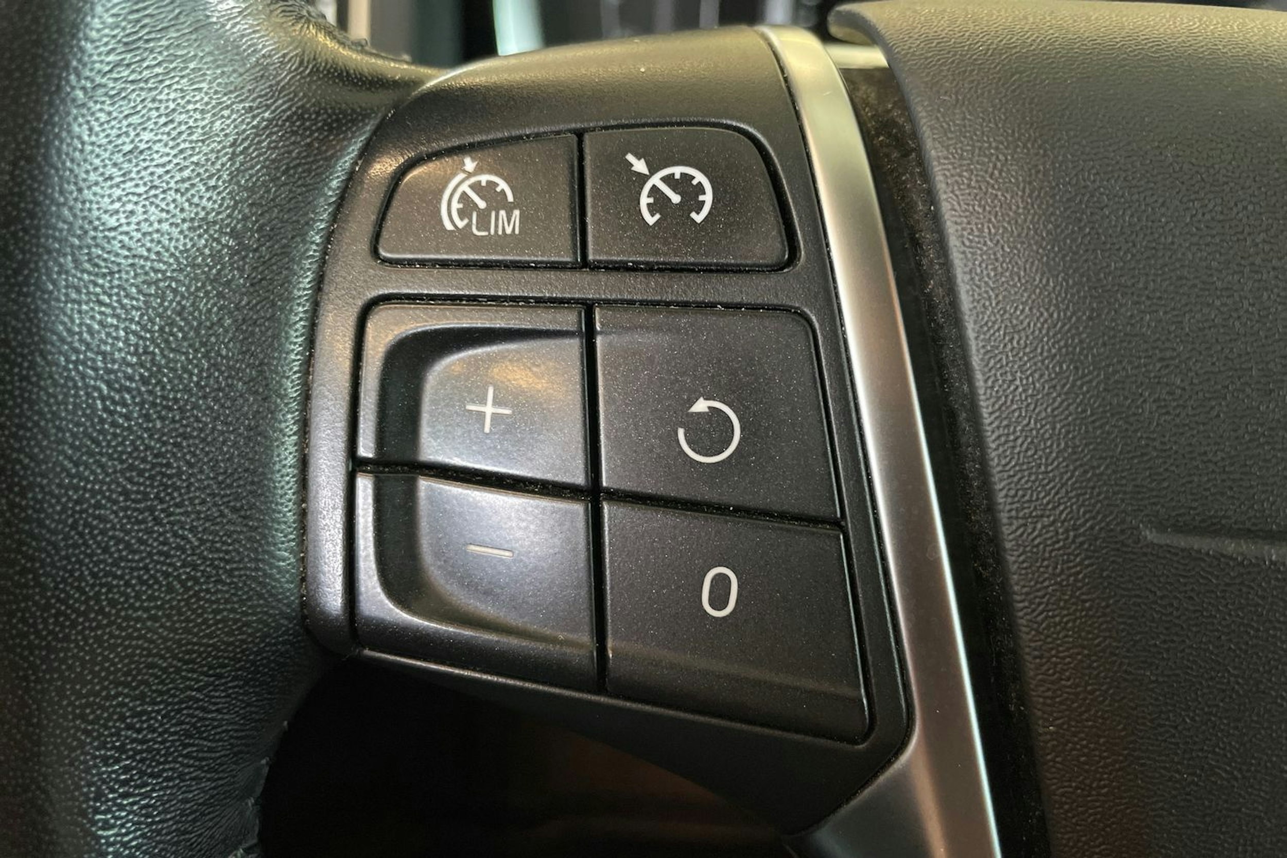 Musta Volvo V60 2017 kuva 17.