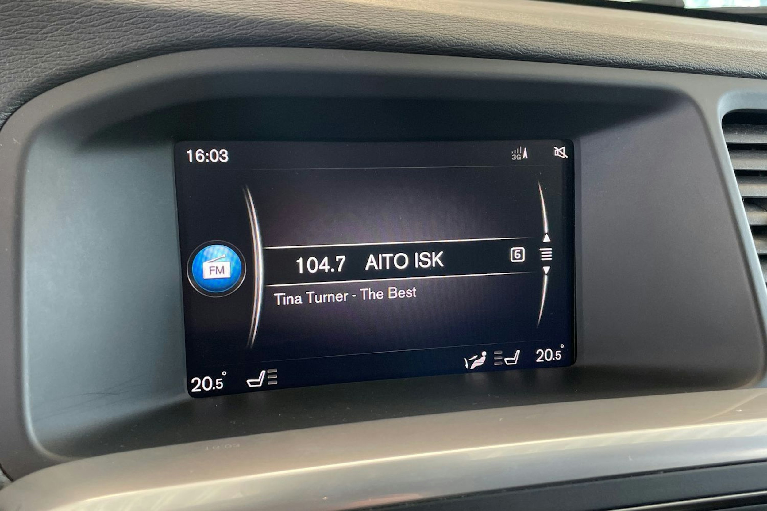 Musta Volvo V60 2017 kuva 24.