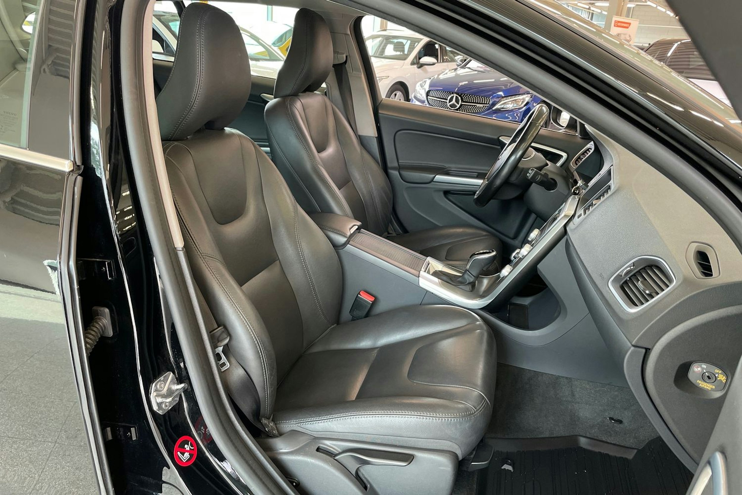 Musta Volvo V60 2017 kuva 29.