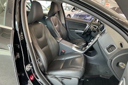 Musta Volvo V60 2017 kuva 29.