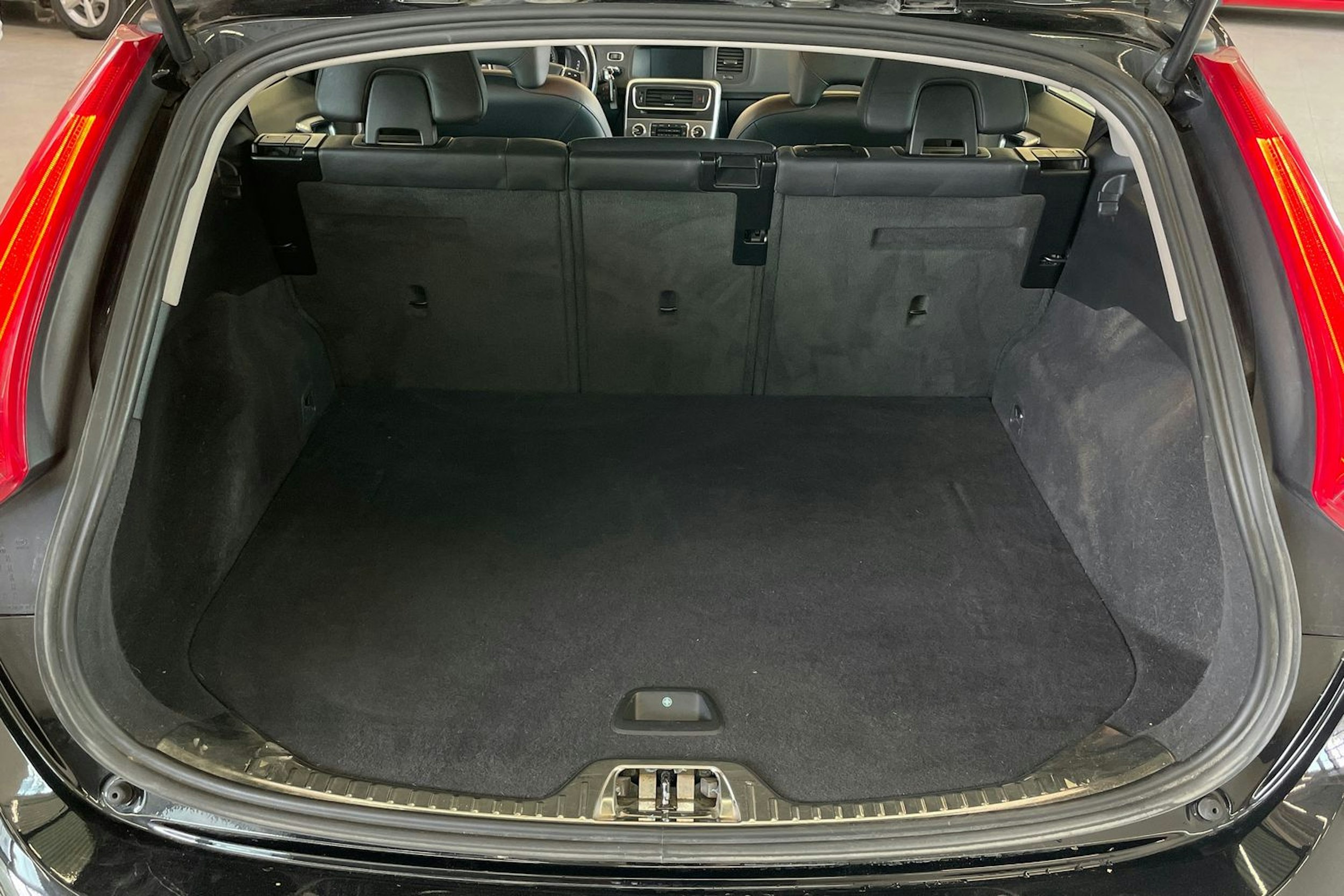 Musta Volvo V60 2017 kuva 31.