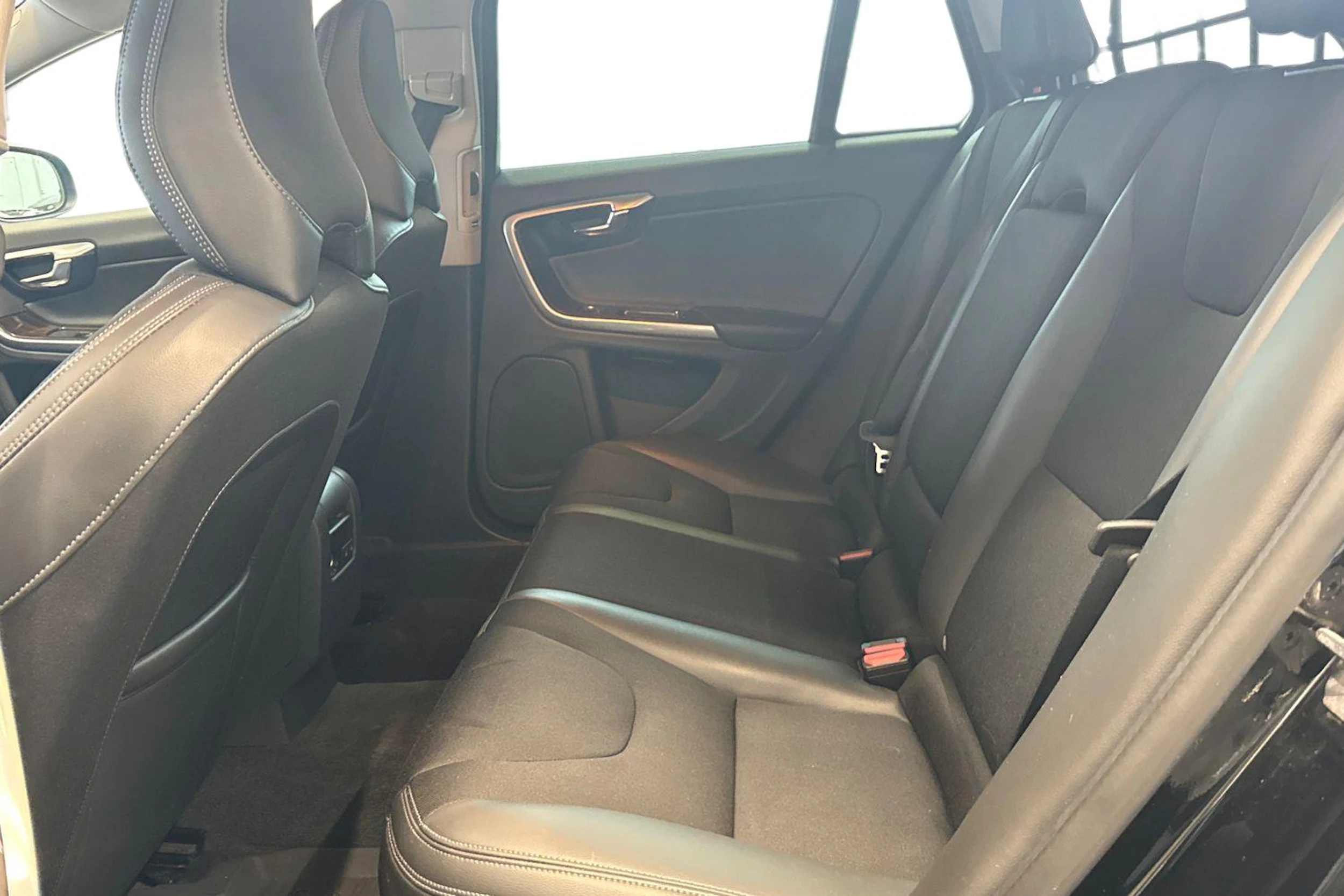 musta Volvo V60 2017 kuva 8.