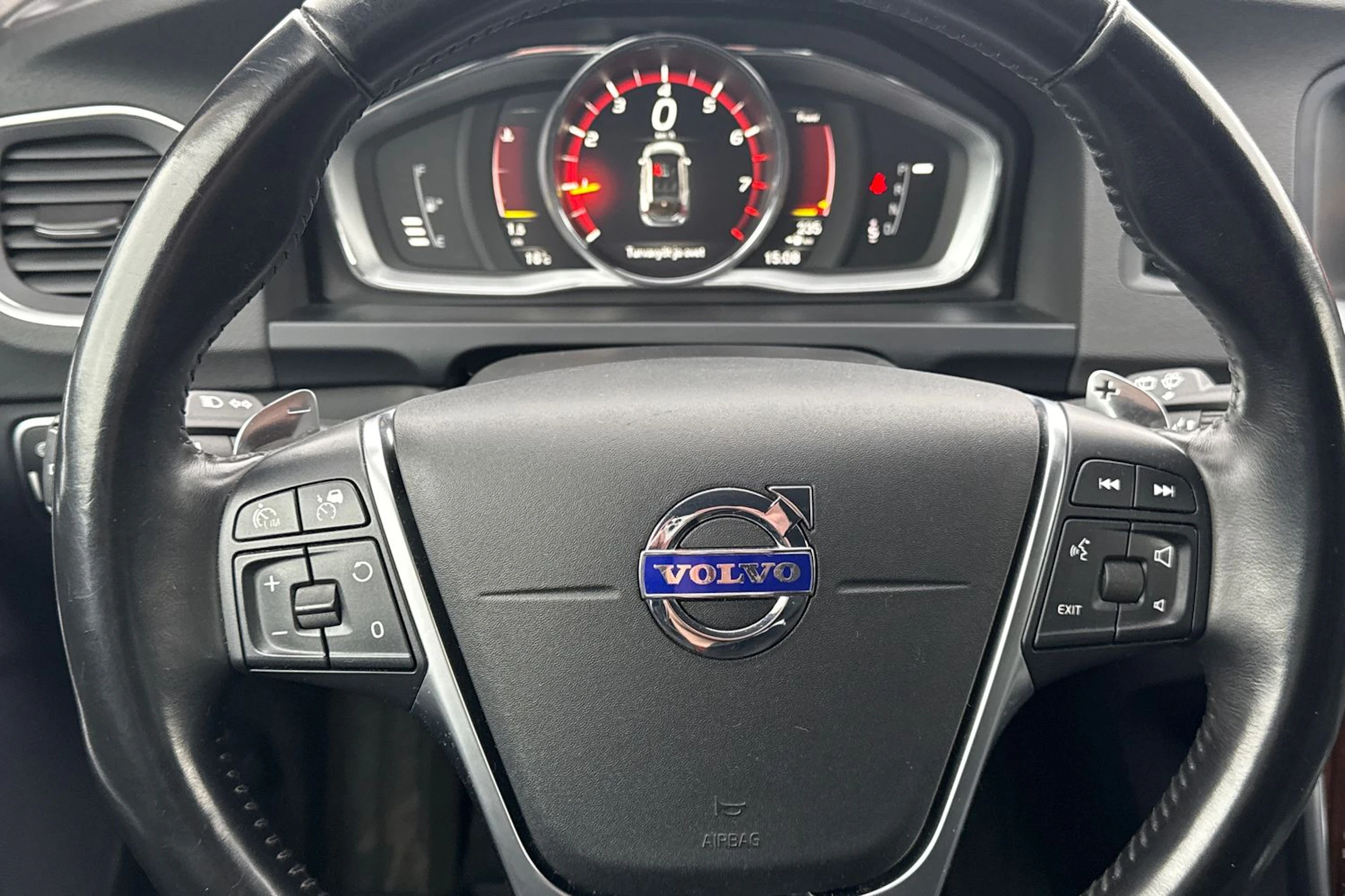 musta Volvo V60 2017 kuva 11.