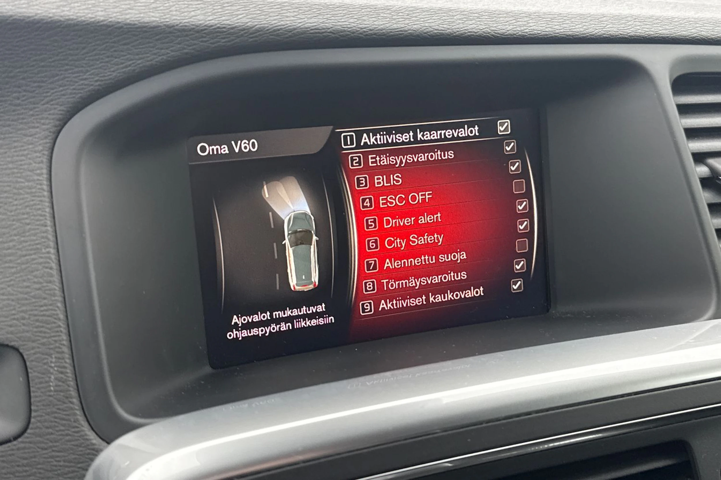 musta Volvo V60 2017 kuva 16.