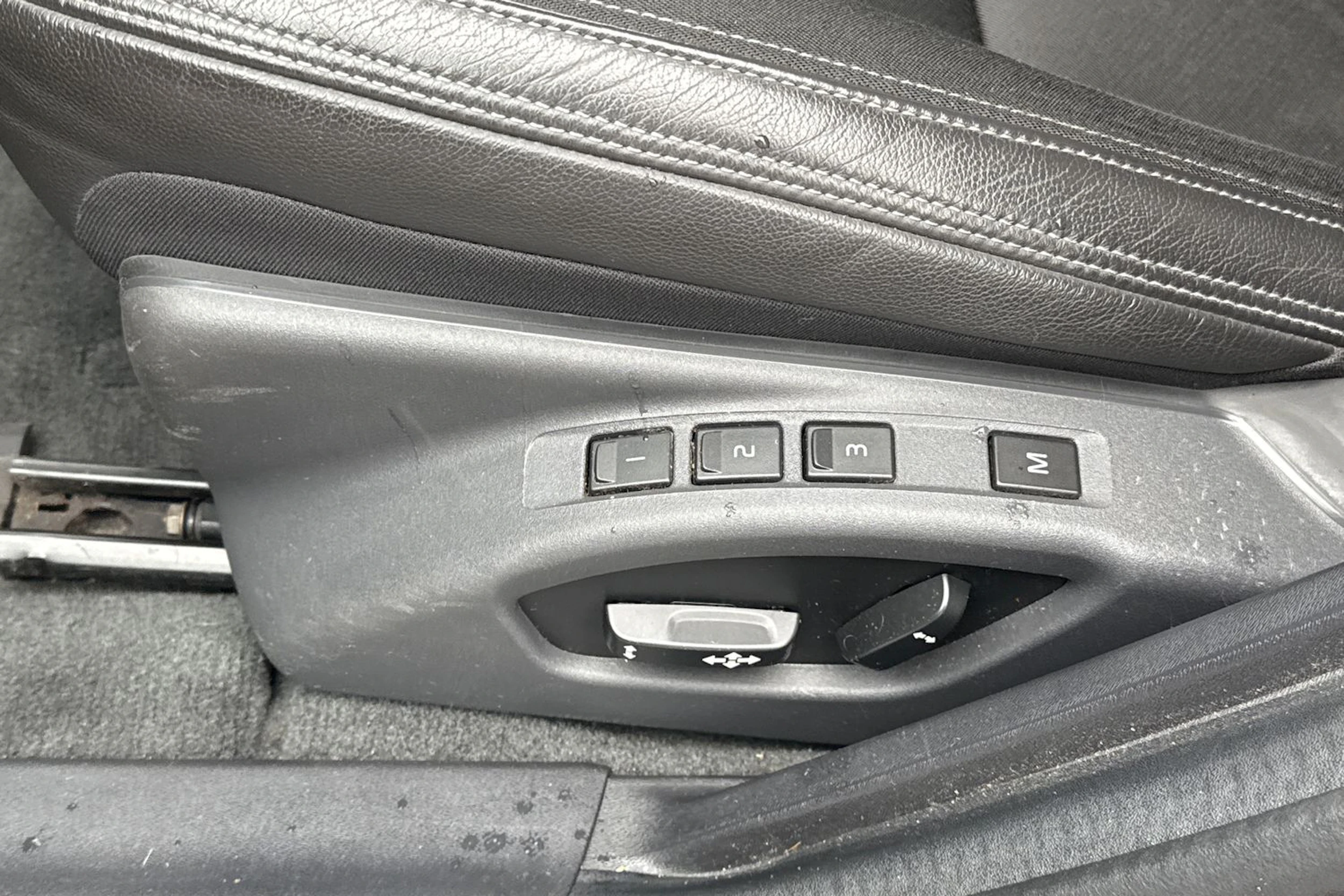 musta Volvo V60 2017 kuva 21.