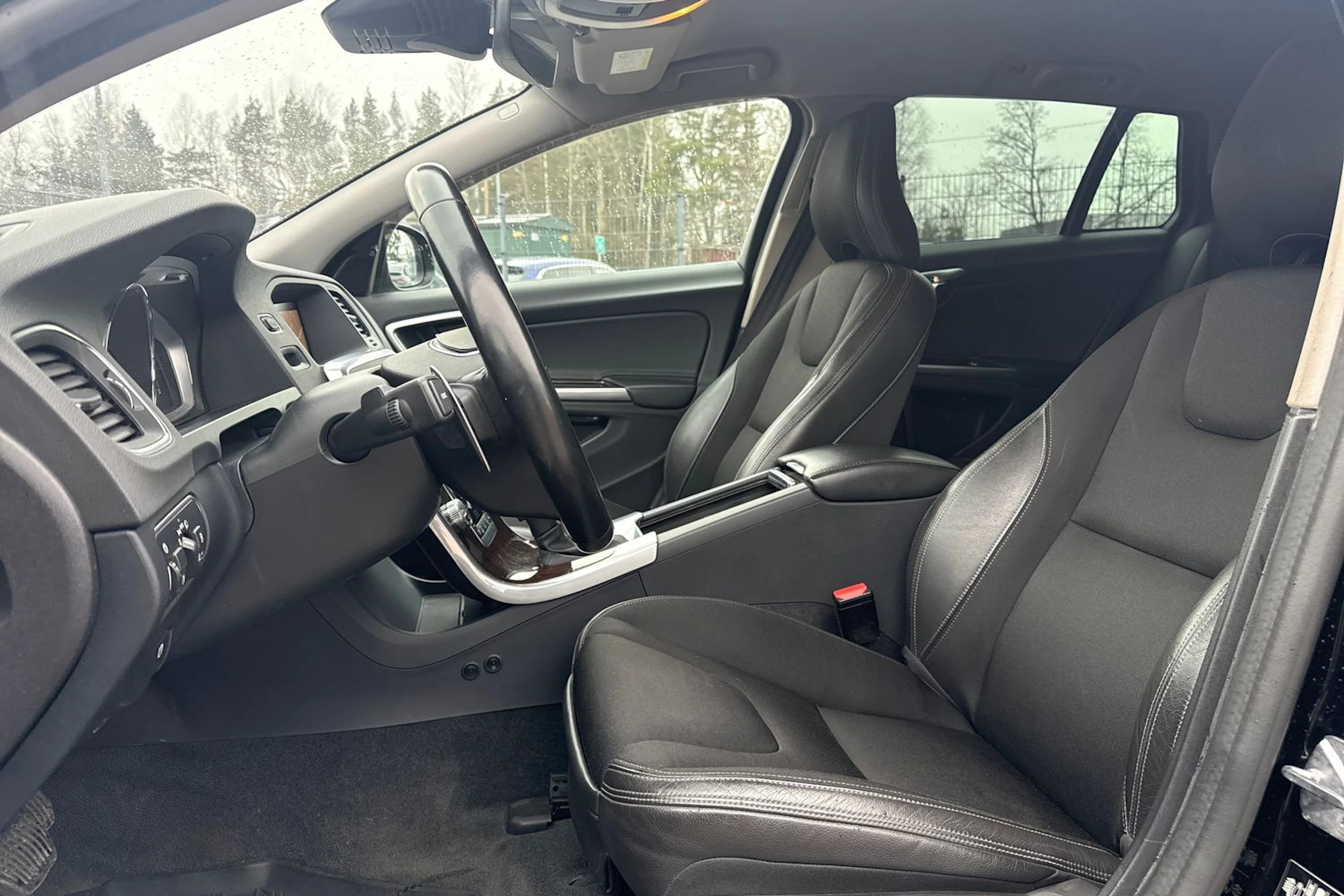 musta Volvo V60 2017 kuva 22.