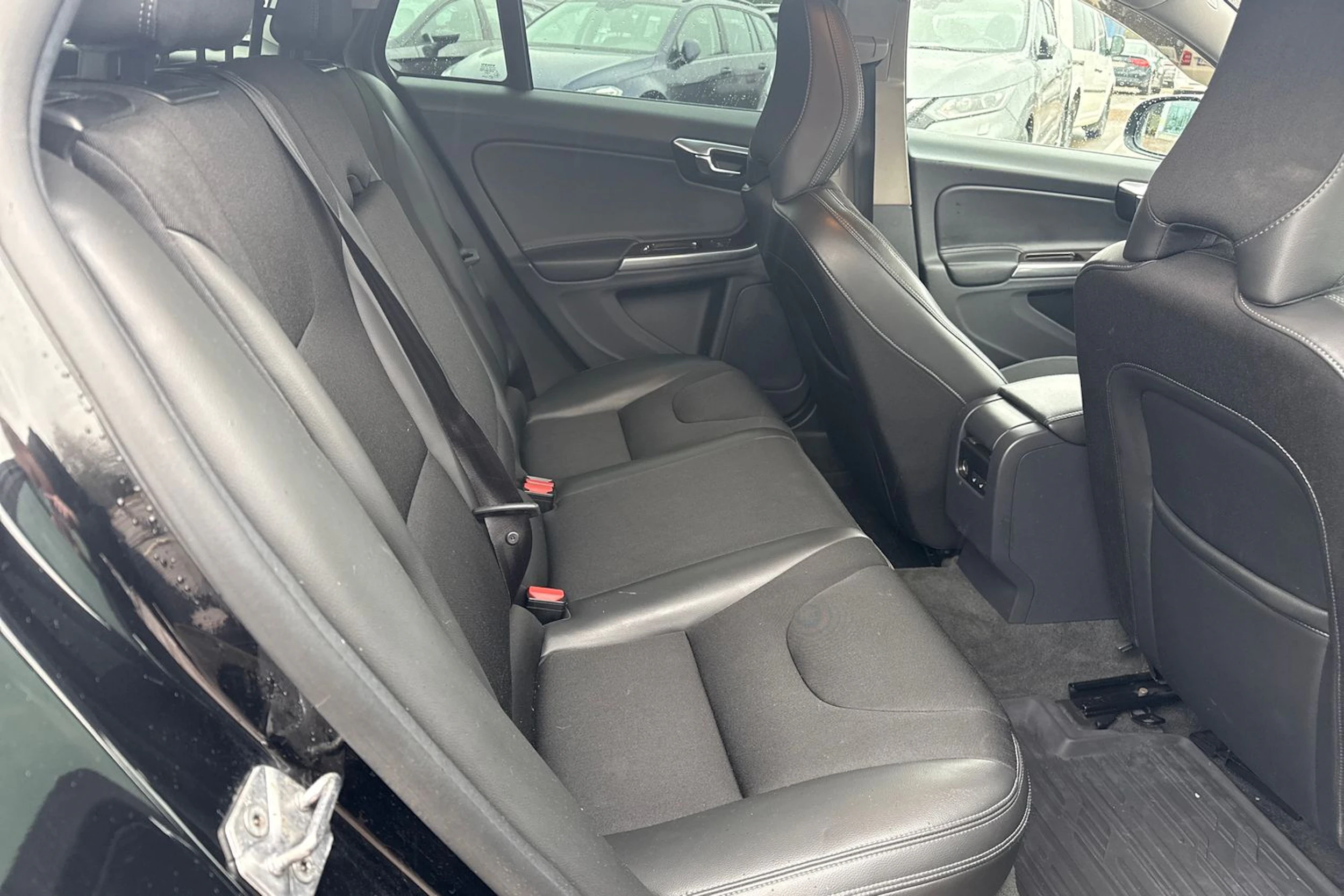 musta Volvo V60 2017 kuva 23.