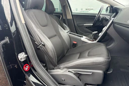 musta Volvo V60 2017 kuva 25.
