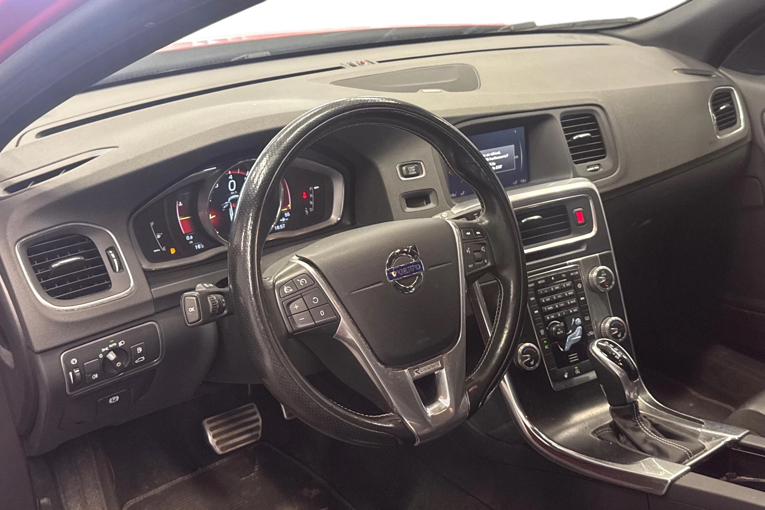 punainen Volvo V60 2018 kuva 3.