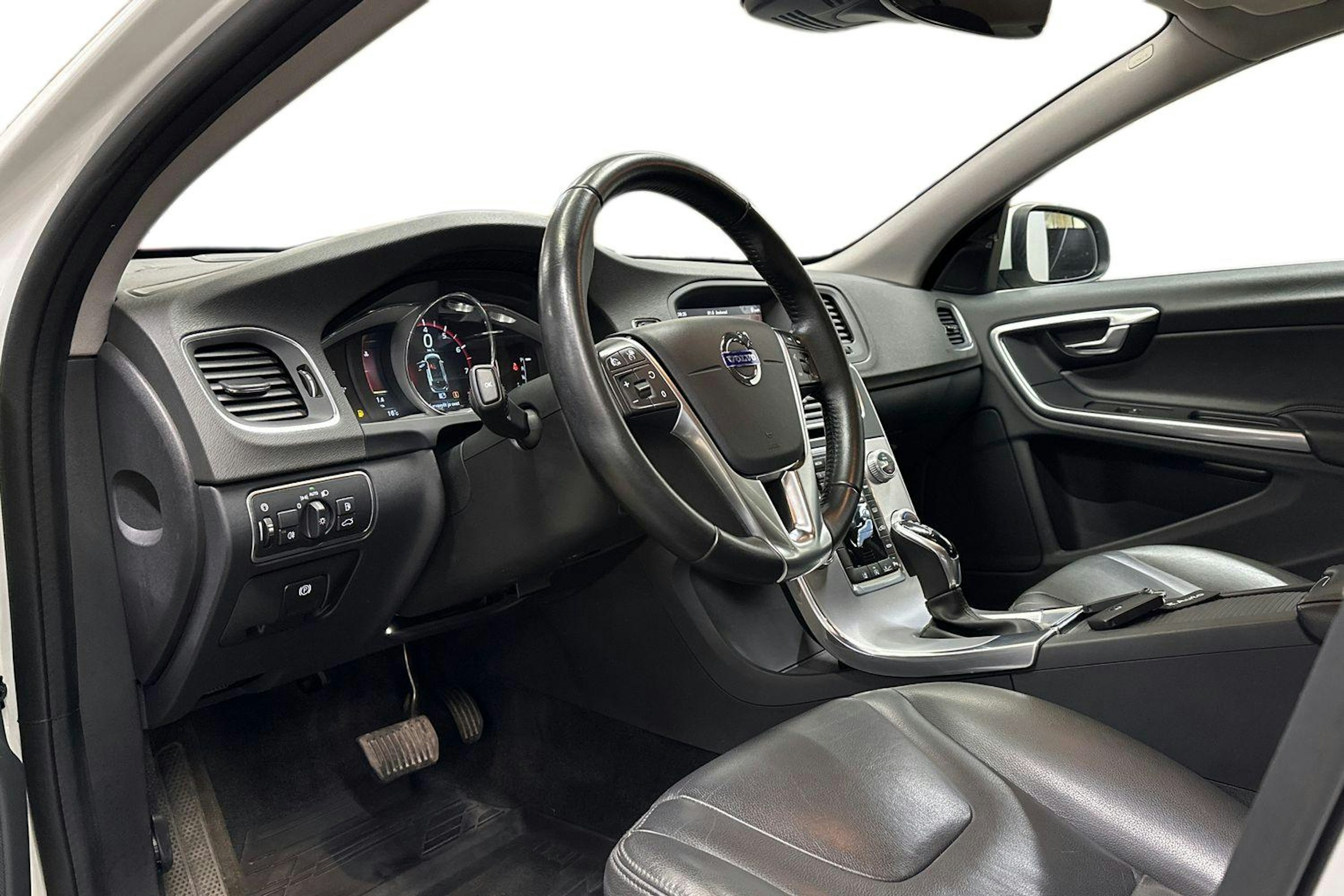 valkoinen Volvo V60 2018 kuva 7.