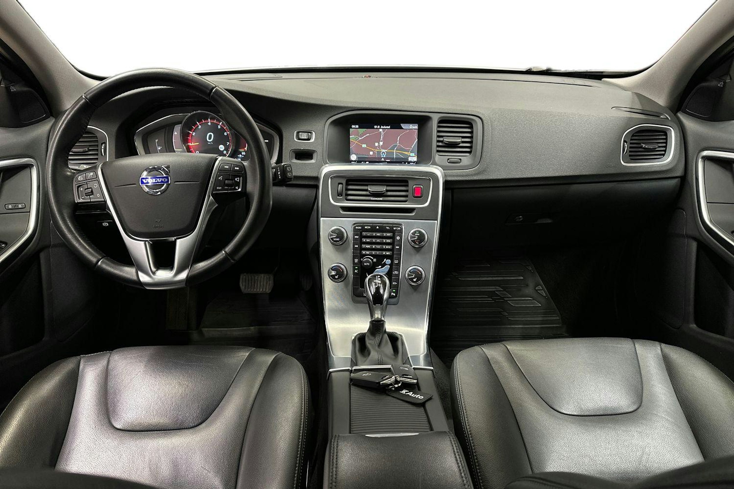 valkoinen Volvo V60 2018 kuva 9.