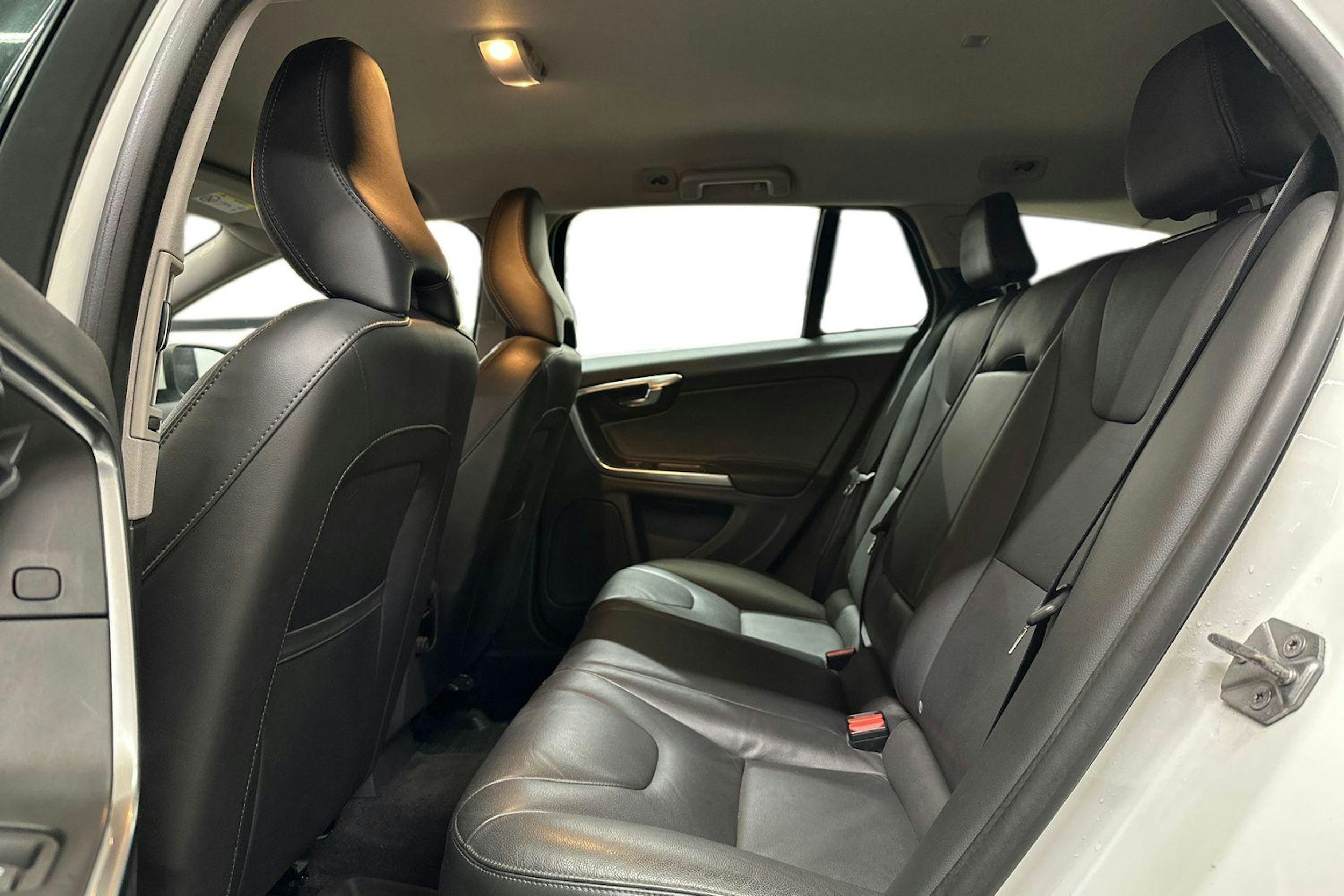 valkoinen Volvo V60 2018 kuva 10.