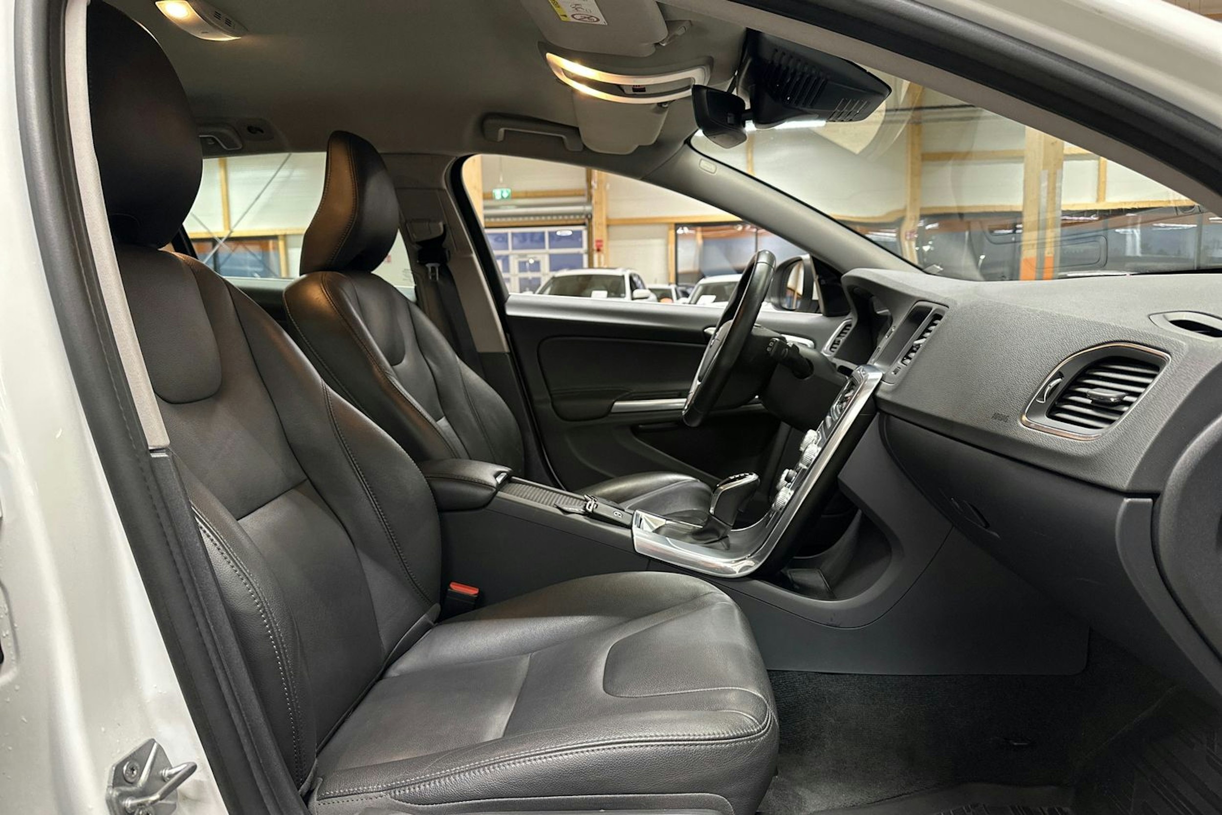 valkoinen Volvo V60 2018 kuva 14.